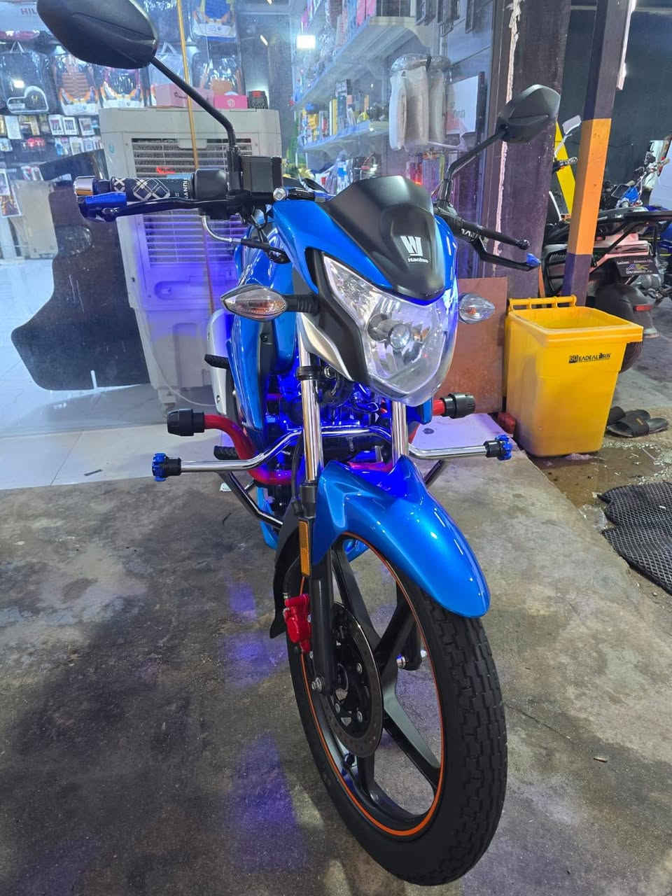 السلام عليكم
هاوجي للبيع موديل 23 الوجية الجديدة 

ماشي اقل من 1000 تبديلة دهن وحدةة 

خط التاير بعدة بية 

ارقام انكليزي وسنوية بأسمي تحويل شوكت ميعجبك 

بي غمازة بالتانكي خفيفة 

مشدودلة درع دي اف احمر ب ٥٠ الف 

لايت زنون اصلي ب ٢٥ 

دوشمة كشنات اصلية ب ٢٥ شغل بغداد 

نشرة فوك التاير الخلفي وفوك المحرك 

دراجة كارتون السعر 19 ونص قفل مكاني الرمادي غسل الجبل مقابيل مدينة العاب السندباد 

للأتصال ***********
