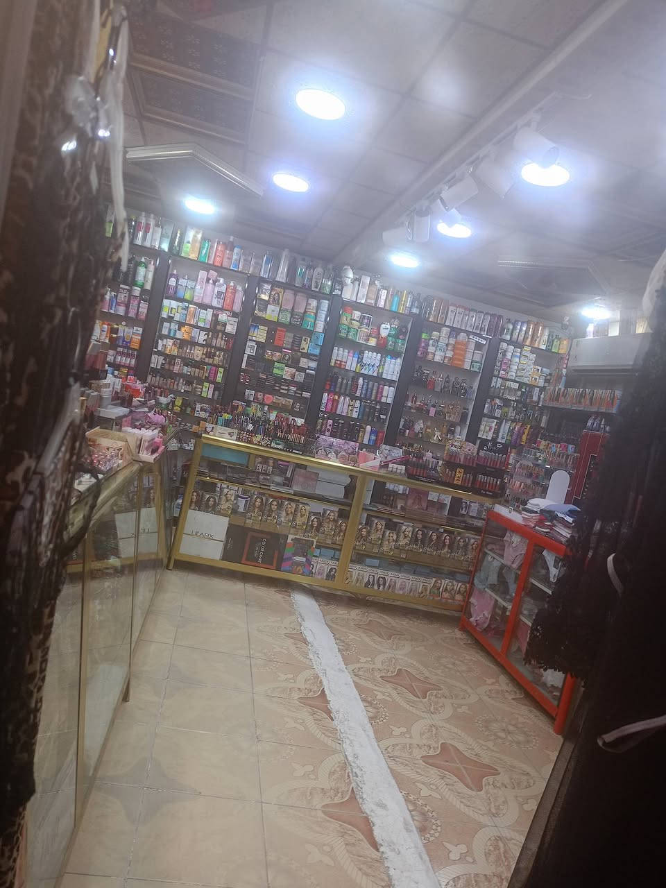 السلام عليكم محل للبيع
حي الرفاعي سايدين القسم قرب مولدة الربيع 
بدون بضاعه ولا ديكور محل فارغ فقط سقوف  وجام خانات ومبردات السعر 30$ورقه اي استفسار اتصل على الارقام 
آسيا ***********
كورك ***********
