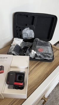 وبركاته عندي كاميرا انستا One Rs تجي العدسة مالتها ثابتة 48 ميكا بكسل ...