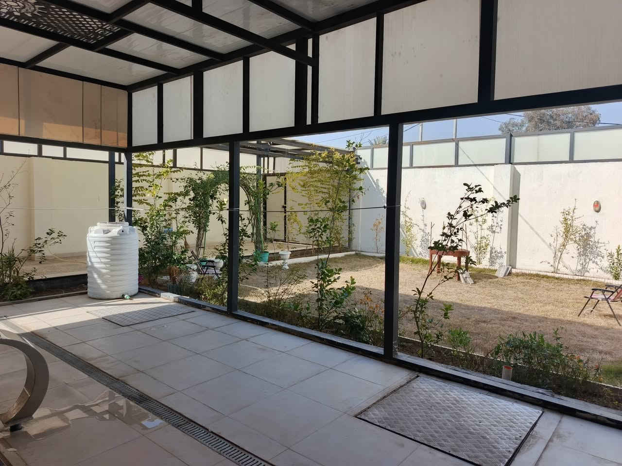 بية للبيع المساحه 500متر خدمات كامله تبليط ماء مجاري نوع السند 117عنوانه كربلاء قرب نهر الهنيديه قريب على حولي ابو مهدي المهندس البناء حديث كراج مسبح حديقه صاله صحيات داخليه مطبخ استقبال الطابق الثاني صحيات وصاله وغرفة نوم ينباع مع الاثاث للتواصل ومعرفة السعر الاتصال على الرقم ***********
