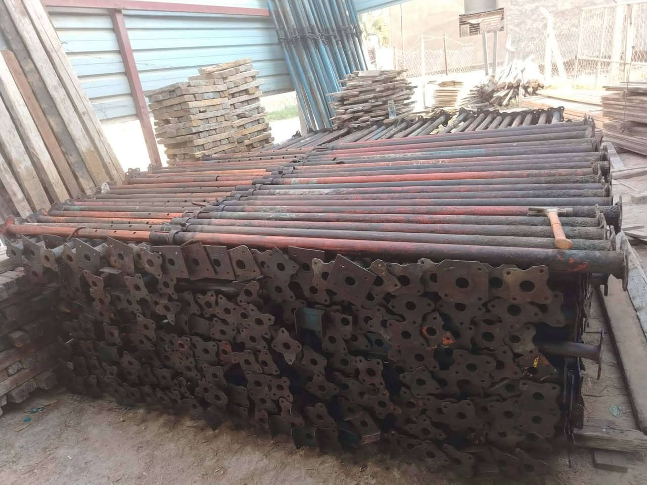 جكات فراشه الأصلي للبيع طول 4َ متر مع جكات حاضن 5متر،، العدد 400جك اتصال *********** العنوان الحله المركز
