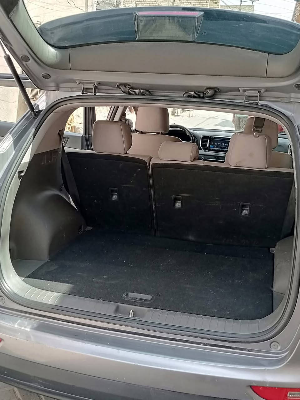 السلام عليكم 
للبيع 
سبورتج وارد امريكي 2017 حادث بس جاملغ وراجع نفسه والسياره اليبل واحد بيهه صبغ بس بل جاملغ والباب مال السايق توحيد الون كير ومكينه مكفوله ماشيه 55 شاشه كبير كامره 
السعر:- 155 
العنوان:- بغداد مدينة الصدر 
الرقم:- ***********
