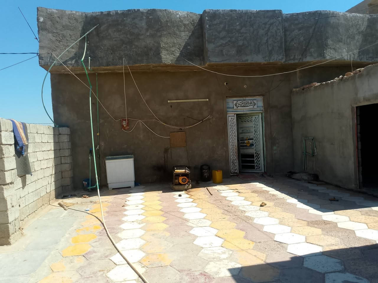 دونمين وبيت وبراني 16متر وبستان نخل 60نخله قريب عل شارع العام طريق زوار 60متر عل شارع العام مدارس متوسطه وبتدائيه كامل خدمات ماي كرهباء   يبعد عن الولايه كيلو  محافضت الديوانيه قضاء شاميه منطقت صوانيع سعر 60 وبي مجال ***********
