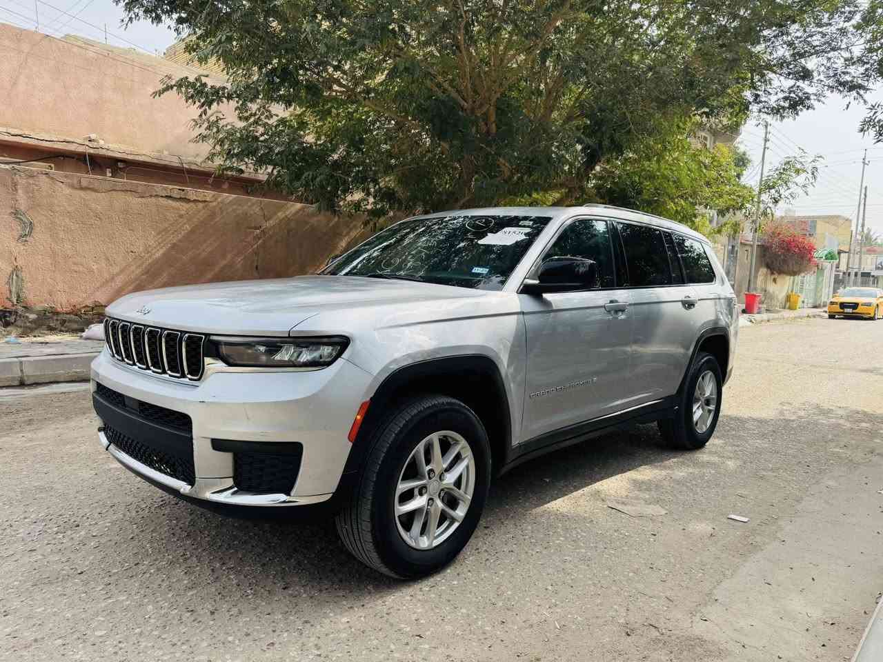 السلام عليكم  جيب كراند  شيروكي  مديل  ٢٠٢٤ فتحه  بالسقف  ٧راكب  ٦ سلندر  شاشه  كبيره  شفتات ستيرن كامره وباقي  المواصفات المعروفه سياره  مكفوله من الصبغ  ولتبديل  فحص  السونار  موجود  وي  لصور  بيع او مراوس  مرقم  بغداد مكان  لسياره  ناصريه مركز المدينه  السعر ٢٩٠ يعني  ٢٩ الف دولار للستفسار اكثر الاتصال عل الرقم *********** موجود وتساب
