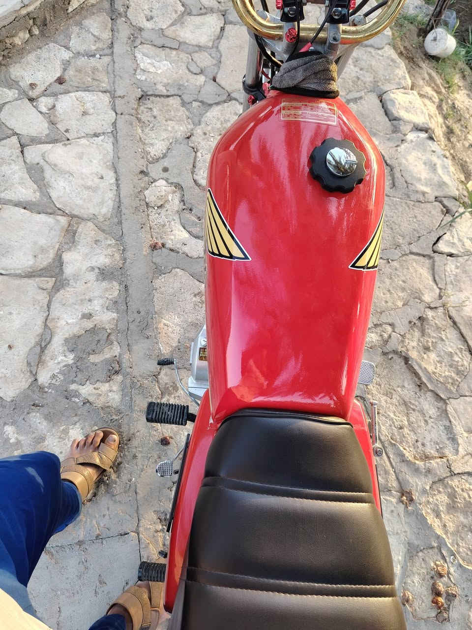 سلام عليكم دراجة للبيع كلك  تعمير 2025مكينة مديل 25سعر 550وبيه مجال للطيب ***********
