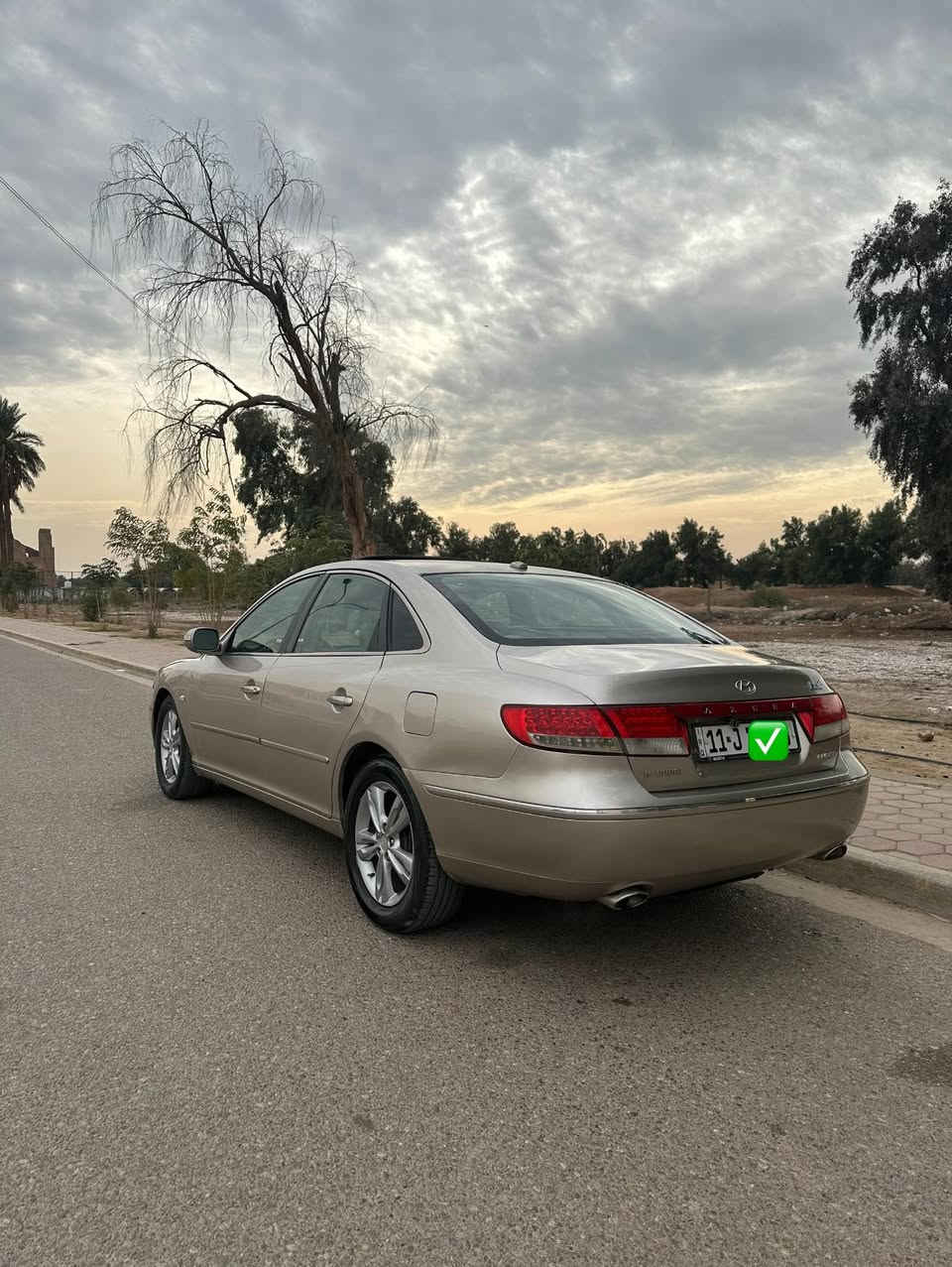 السلام عليكم للبيع هونداي ازيرا 2007 وارد كندي كلين السيارة بدون حادث بدون ضرر السيارة مصبوغة حزام اثر الجراد  وعل ايدي صبغتهة والصور قبل الصبغ موجودة عندي رقم بغداد سيارة جاهزة مكينة 3300 مكينة كير مكفولات تخم تاير جديد ويلكب جديد السيارة فول مواصفات فتحة كشنات جلد كشنات كهرباء شاشة تحكمات اشاير بل مري بردة خلفية وباقي المواصفات معروفة السيارة لمتد فول مواصفات السعر 86 ورقة وبيهة مجال مكاني بغداد للاستفسار عل الرقم ***********
