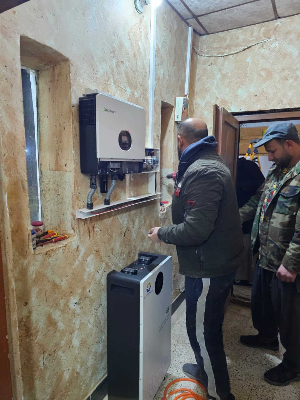 ☀️ من قضاء العلم.. شمسنا ما تغيب مع "قوة الشمس" 🔋
بفضل الله وتوفيقه، تستمر إنجازات شركة قوة الشمس في تعزيز الطاقة المستدامة داخل العراق. نعلن عن إتمام نصب وتشغيل منظومة طاقة شمسية متكاملة بقدرة 16 أمبير للأستاذ ماهر الغنام.
🛠️ المواصفات الفنية والضمانات:
منظوماتنا مصممة لتتحمل أجواء العراق الصعبة مع ضمانات حقيقية:
• 15 سنة ضمان على الألواح الشمسية (أقصى إنتاجية).
• 5 سنوات ضمان على البطاريات (أطول عمر تشغيلي).
• سنتين ضمان على جهاز الإنفرتر.
💳 استثمر في بيتك بذكاء:
لا تشيل هم التكلفة، وفرنا لك خيارات مرنة:
• ✅ نظام النقد: بأقل سعر ممكن مع أعلى جودة.
• ✅ نظام الأقساط: سدد براحتك واستمتع بكهرباء 24 ساعة.
الطاقة الشمسية ليست مجرد بديل، بل هي حل جذري لارتفاع تكاليف المولدات وانقطاع التيار.

#طاقة_شمسية  #قضاء_العلم #صلاح_الدين #طاقة_متجددة #العراق 
#أسعارنا_تنخفض_و_الجودة_تبقى_عالية

📍 مكانك محجوز في عالم الطاقة النظيفة.. تواصل معنا الآن!
مهندس باسم الحسن 
***********
***********
افرعنا 
(العلم، الحجاج، البعجيل،سامراء،الضلوعية،يثرب،الفلوجة)
