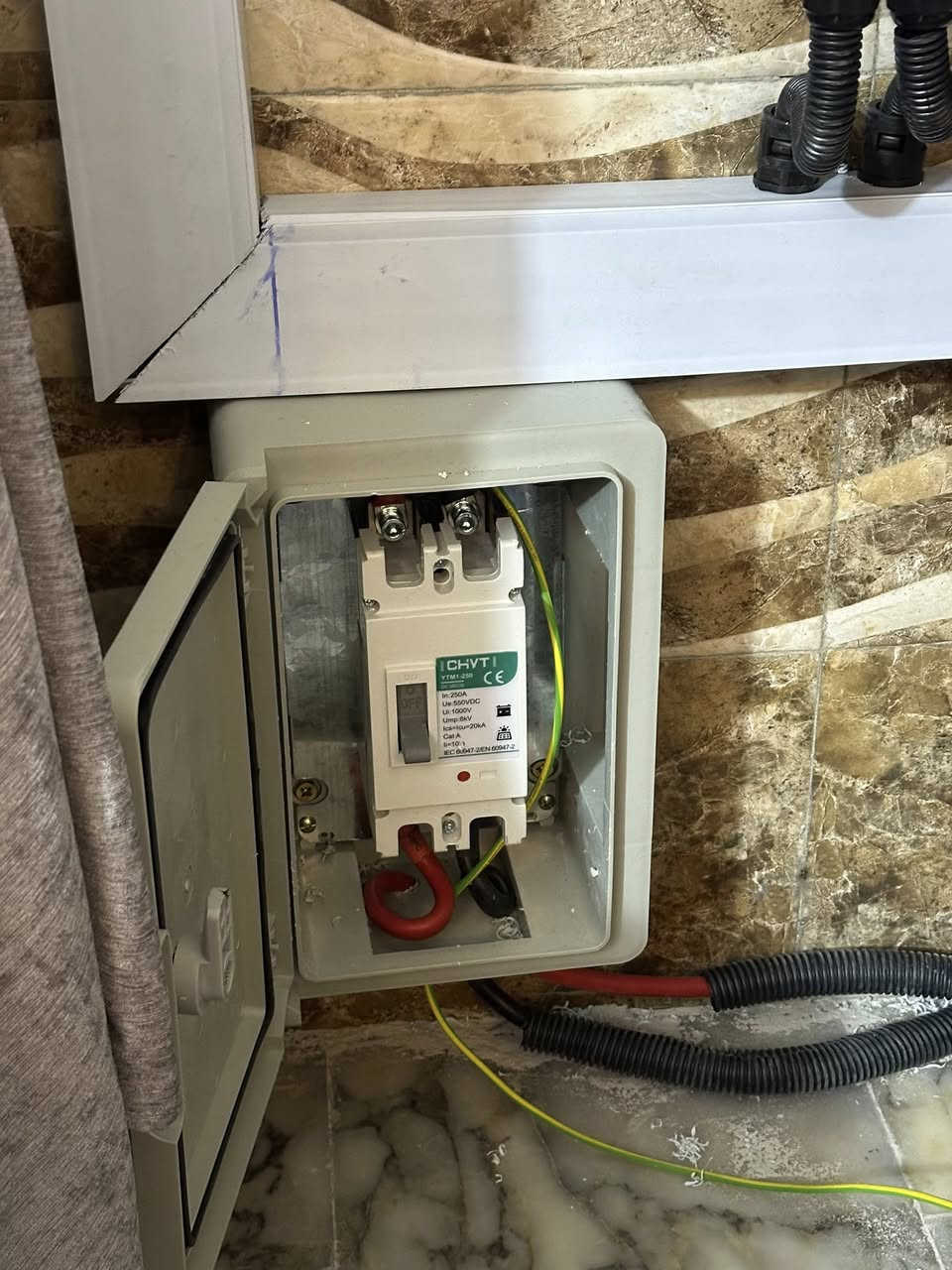 تم بحمد الله 🌞 تركيب منظومة طاقة شمسية في بغداد منطقة الحبيبيه من قبل الكادر الفني لشركة ارض الرواند 
باستخدام أحدث التقنيات وأعلى معايير الأمان والاعتمادية ✅⚙️

    

📍 الموقع: بغداد الحبيبيه 
🔋 البطاريات: 5k عدد 2 نوع Solplanet ضمان ١٠ سنوات استبدال 

⚡ الإنفيرتر: 6k Solplanet ضمان ١٠ سنوات استبدال 

☀️ الألواح: 8 الواح ايكوx10 

🔌 البورد: ATS مع بارد منفصل لزيادة الأمان والتنظيم

💡 منظومة متكاملة لتوليد طاقة نظيفة وآمنة تغذي الموقع بثبات وكفاءة عالية 

 #الطاقة_النظيفة #ATS
📞 للاستفسار والطلب📲
   ***********
📍 العناوين:
🏙️ بغداد – شارع الصناعة – فلكة رئاسة الجامعة التكنولوجية
