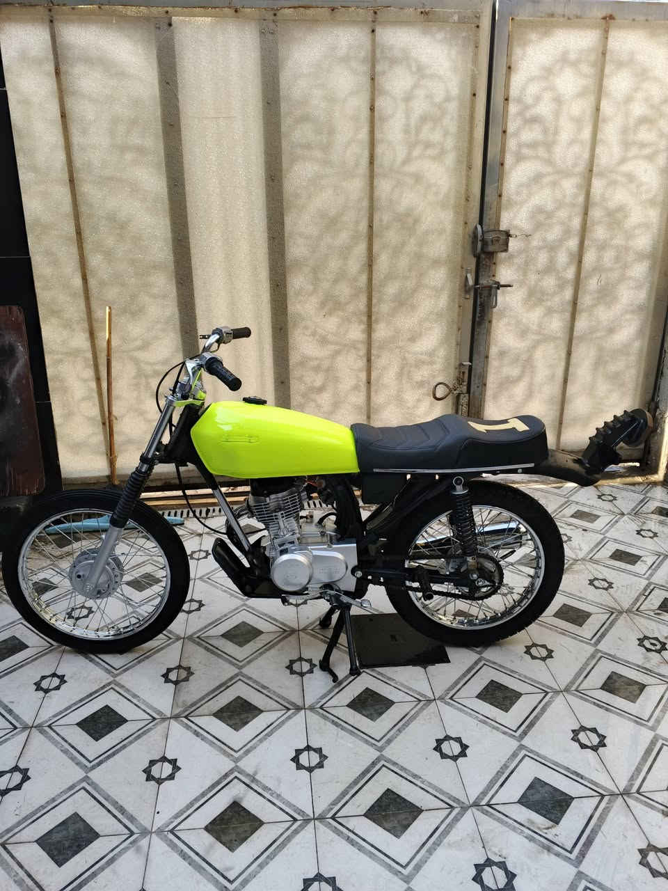 سلام عليكم دراجه رقم وسنويه للبيع ب اسمي لوحات بعدني ما مستلمهن دراجه نضيفه كلش وياه ماشه تفصال بعدني ما شاده دراجه ما صار هواي من عمرته سعر 1850 وبيه مجال مكاني بصره تنومه ***********
