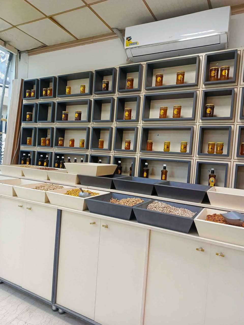 اثاث محل كرزات للبيع 
١- رفوف مربعه 4 
٢ - فاترينا ١٢  
٣- عارضات ٢ 
٤ بوفيات ١٦ 
٥- عارضات جكليت٢ 
٦- ميز كاشير 
٧- براد ايكور بابين١ 
٨ - سبالت ٢ طن عدد ٢
٩- طاحونة راشي مع الميز حجم ٥٠ كغم بالساعة 
١٠- موازين ٣ 
١١- ميزان كاشير ١
١٢- برنامج المربع + طابعة + جرار نقود + قاري باركود
١٣- مراوح ٦ 
١٤- مصابيح مربع قياس ٦٠سم *٦٠ عدد٦ 
١٥- ميز طعام عدد ٢
١٦- ميز كاشير١
١٧-ستول ٢ 
١٨- حافظات ومواد اخرى

للتواصل ***********
***********
***********
‏‪***********‬‏

البيع مستعجل والاغراض حالتهم ممتازه النجف, العراق
