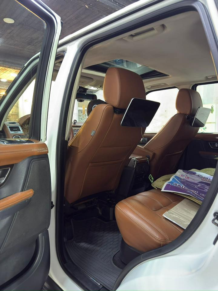 رنج روفر Range Rover Sport سبورت Supercharged موديل 2012محوّل 2Autobiograp فل أوبشن بحالة الوكالة فحص كامل مميز لون أبيض !
السيارة مميزة جداً بنظافتها !
 
ادوات ادوات متومه وجاهزه 

المواصفات : 
4بصمات
فتحه سقف
شاشات خلفيه +اماميه
إنارة ترحيبية عند الدخول للمركبة 
سنترلوك مركزي مع مفتاح الشركة الأصلي عدد ٢
ستيرنج متحرك كهربائي مدفئ 
مثبت سرعة + تحكم على الطارة 
فتحة كرستال كهرباء جميع الحركات 
كراسي كهرباء امامية جميع الحركات مدفئة 
داخلية جلد أصلية 0 Autobiography إصدار خاص
نظام تكييف مركزي مفصول Dual Zone 
شاشة أصلية تدعم CD + AUX + BT مع نظام صوتي JBL من الشركة 
محرك 4200CC Supercharged قوي و بحالة ممتازة 
جير تبترونيك ( أوتوماتيك - عادي ) 
دفع رباعي 4X4
وضعية ( Sport - Eco - Normal ) للقيادة 
نظام هيدروليك للتحكم بارتفاع السيارة
نظام الثبات على المنحدرات
تغيير أداء السيارة حسب التضاريس Terrain control
حساسات أمامية و خلفية أصلية 
مدخل AUX/USB + مشغل أقراص
داخلية فورمايكا أصلية من الشركة Autobiography 
ميكروفون + أوامر صوتية للسيارة 
نظام صوت نوع BOSE للسماعات + Subhoover أصلي من الشركة 
نظام إنذار + نظام ملاحة
جنطات المنيوم قياس 20 أصلي + كوشوك جديد تحت الكفالة 
أضوية أمامية LED أصلي + كشافات LED 
أكياس هوائية Airbags
نظام مانع انزلاق Traction Control + نظام تعليق رياضي Sport 

و العديد من الاضافات .. 

السيارة بحالة ممتازة 

استخدام شخصي و على الفحص الكامل ٧ جيد !

للبيع بسعر حرق 90$قابل للتفاوض 
للاستفسار : ***********
