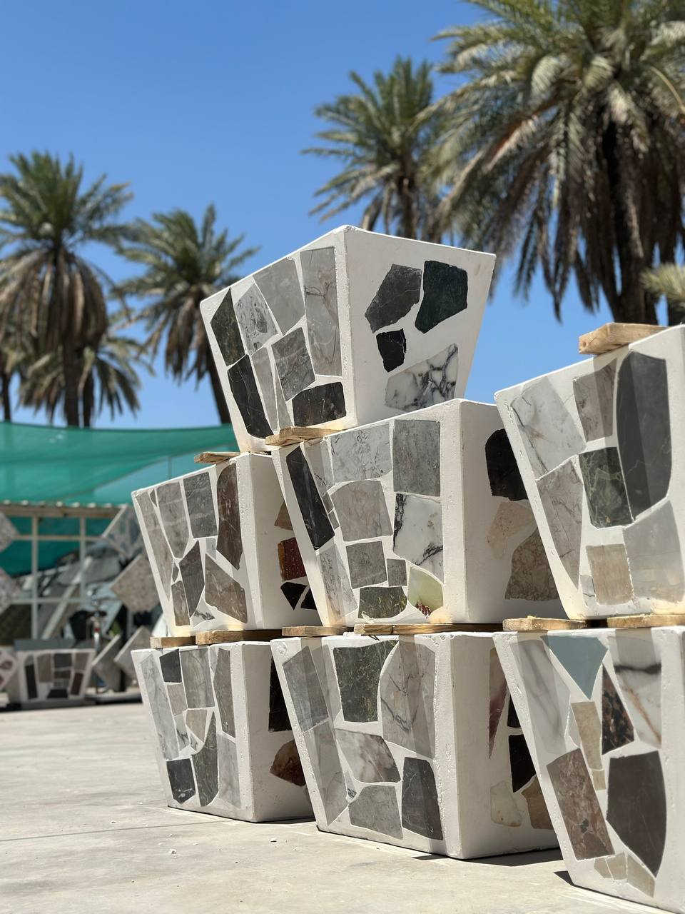 نقدّم لكم سنادين مرمر فاخرة بأناقة تليق بمساحاتكم ✨

🪴 الأحجام المتوفرة:
▪️ 70×40 سم
▪️ 50×40 سم

📌 المميزات:
✔️ مرمر عالي الجودة
✔️ مناسب للحدائق، المداخل، الصالات، الأسطح
✔️ متانة ومظهر فاخر يدوم طويلاً
✔️ لمسة ديكور تزيد جمال المكان

📦 جاهزة للتسليم الفوري
توصيل كافة مناطق بغداد
للتواصل واتساب /هاتف 
***********
