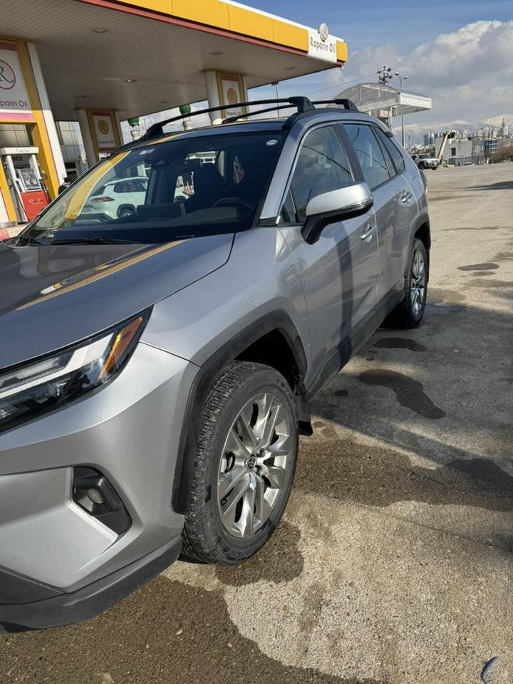 موديل 23 فئة XLE ماشي 32  مكان سليمانية الاتصال *********** السعر 225 او مرواس اقل.حادث بنيد و جاملغ                          رقم شاصي 2T3A1RFV2PC371788
