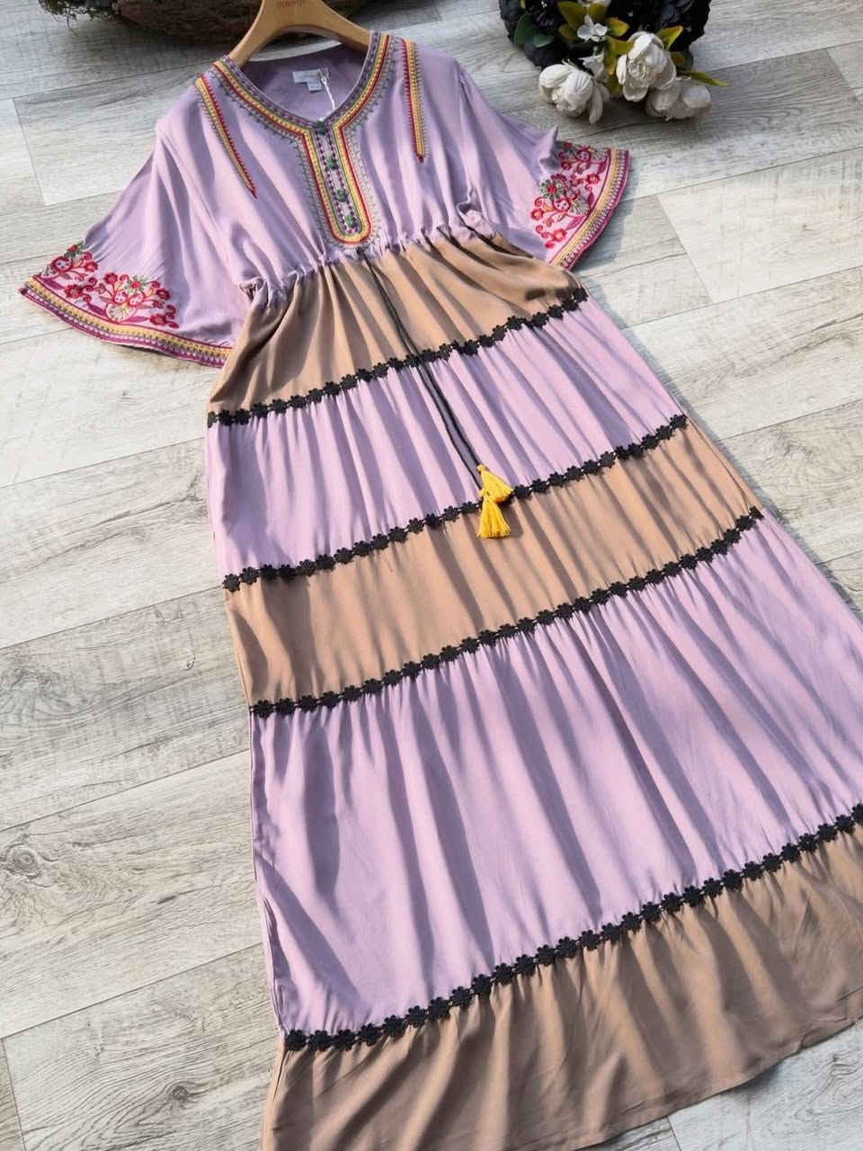 #دراعةكشمير خليجي بنعومة فاخرة ✨
لون راقي وتطريز ناعم يبرز الأنوثة بذوق هادئ🌸🦋
قصة مريحة مع شدّة خصر تعطي شكل أنيق ومرتب🐅🙂
مناسب للبيت، للضيافة ولمّات رمضان 🌙
قياس L_xl_2xl
#سعــــــــــــر15
يوجد توصيل داخل المسيب الفين دينار 
يوجد توصيل محافظات


**إذا كنت صاحب هذا الإعلان وتريد حذفه لأي سبب، رجاءا أرسل رسالة إلى الدعم الفني**