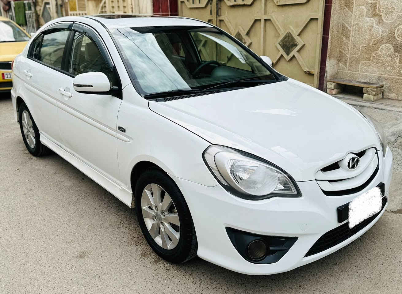 السلام عليكم
اكسنت 2011 خليجي 
محرك 1600 دوش كير اوتوماتك 
محرك كير تبريد كهربائيات شغاله صدرها حلو بيها بنيد صبغ بدون دواخل بدون شواصي بدون لغود رقمها بغداد  
السعر 97 وبيها مجال جدا بسيط 
***********
مكاني بغداد
