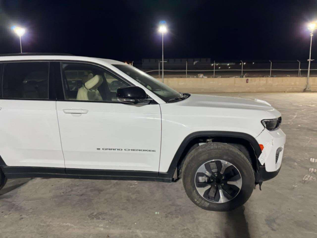 جيب كراند شيروكي هايبرد بلك ان 2024 للبيع
جيب كراند شيروكي بلگ ان هايبرد 4xe وارد امريكي
كلين تايتل مكفوله كفاله عامه وسونارها موجود بالصور رقم بغداد داخل بيجي فول مواصفات
فتحه بانورما 
كير ماوس 
كشنات اماميه تدفئه
ستيرن تدفئه
رادر مانع اصطدام تثبيت سرعه حساسات خلفيه وبقيه مواصفات الجيب معروفه السياره ماشيه 34 الف ميل
السياره سعرها ٣٦٣ وبيها مجال بسيط 
للاستفسار : ***********
