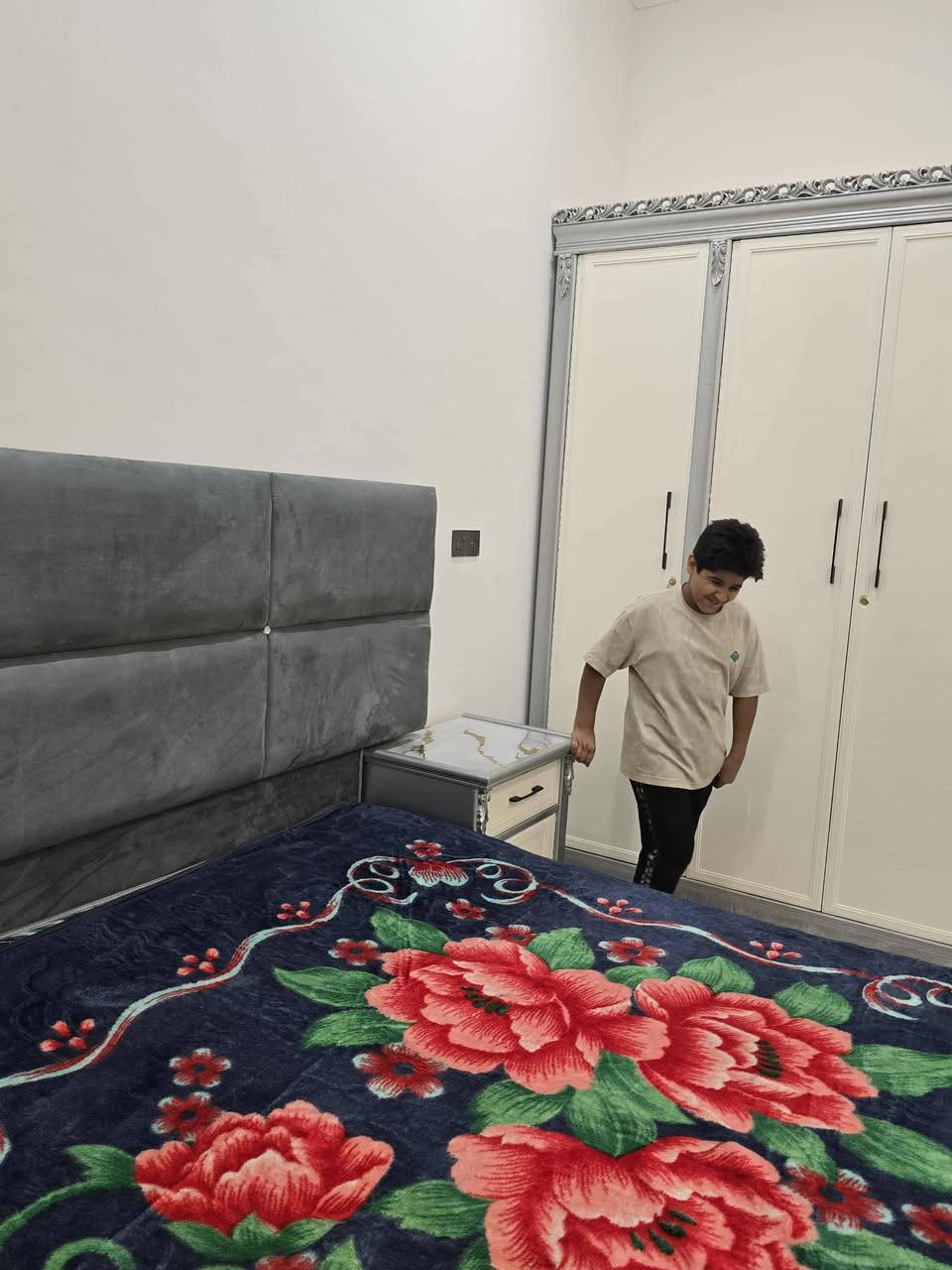 عمل ونجارة محمد باسم الكيم حسب مايطلبه الزبون وضمان بالمواد والعمل ديوانيه الحمزة ي*********** اي موديل يعجبك اسوي الك عنوان المحل كراج الملاح قرب دزني لاند محلات سيد يعرب
