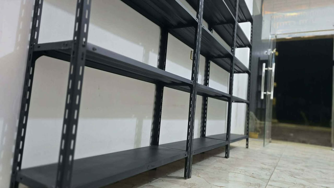 رفوف  عدد 3 للبيع صار كم شهر من جبتهن
 ارتفاع مترين متكون من 5 رفوف
كل رف قياس 100 ×30 
يرهمن ديكور و عرض لون اسود طافي
سعر الواحد 40 واذا كلهن سوة 35 
مكان كربلاء ، الحسينية
رقم الهاتف : *********** Singapore
