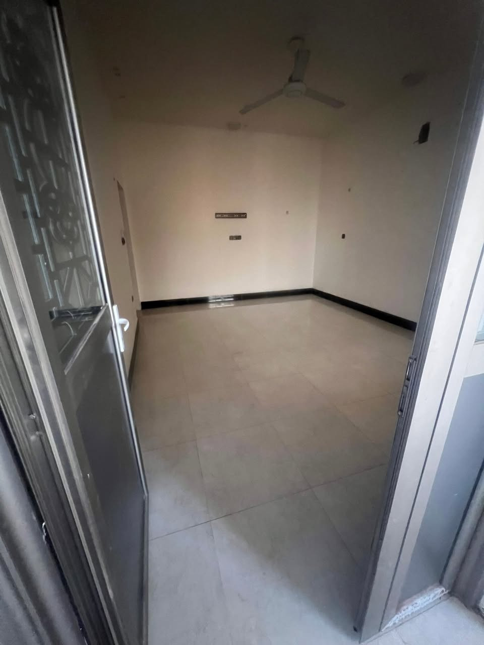 شقه للايجار /البصره حي الأصدقاء  مساحتها 150
بناء 2026 
 غرفتين 2
مطبخ 4*4
حمام 🛁 4*4
موزع. 
بيتونه 
سطح 
مثل ما موضح بل صور. الشقه فيها. بنكات /كلوبات /كيزر ماي/ماطور / منضومه غاز /منضومه كهرباء /منضومه ماي حلو /

الشقه إيجارها 500. 

***********
محمد قاسم
