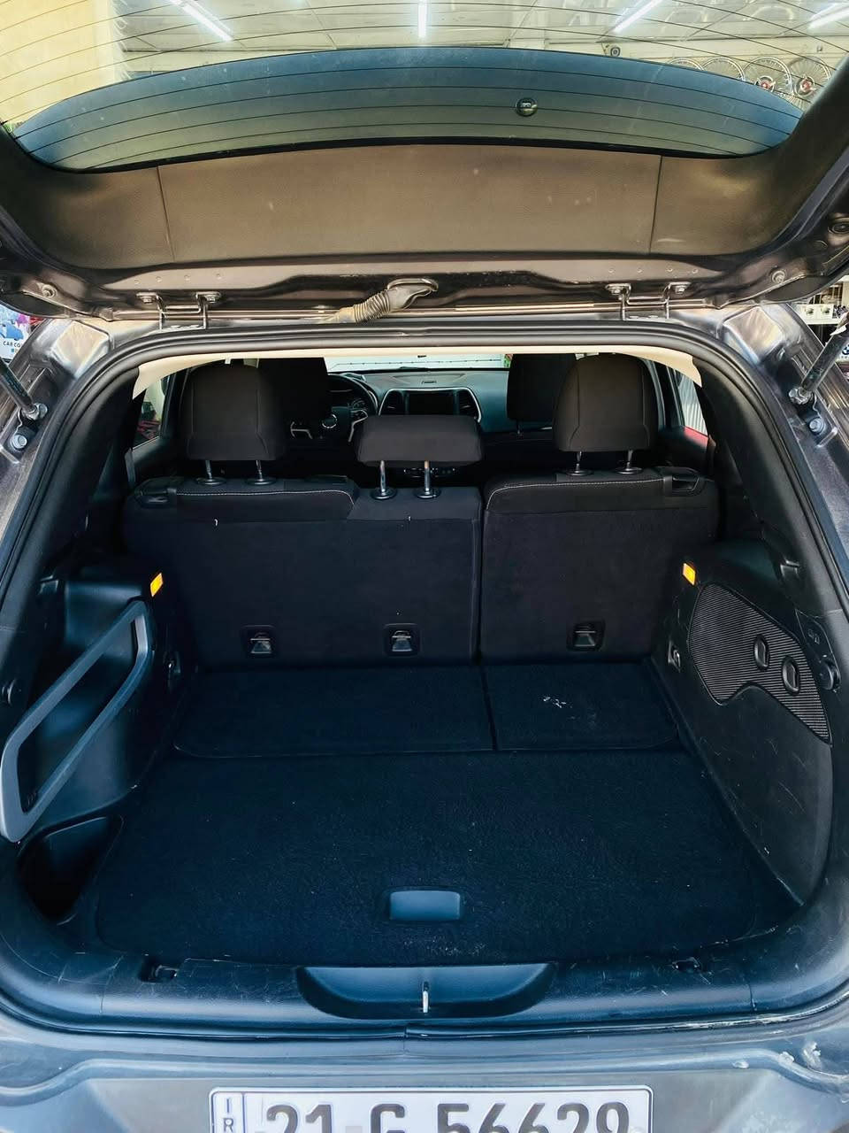 السلام عليكم.
جيب شيروكي الملقبة بزون 
مكينة 3200/ 6سلندر 
مواصفات Limited
اللوحة سليمانية خصوصي 
ألون نفطي غير محدد 
المقاعد قماش عدد المقاعد5
مواصفات السيارة 
1/كامرة خلفية 
2/مستشعر وقوف 
3/تدفئة المقاعد ستيرن 
4/بصمة 
5/مثبت سرعة 
6/شاشة كبيرة 
7/نضام مفتاح ذكي 
8/التحكم التلقائي في درجات الحرارة 
9/مقاعد كهرباء 
10/وسائد هوائية 6
11/المصابيح الأمامية ليد
12/كير 9نمر 
دفع رباعي 4x4
وبعد هواي مواصفات بس ماعرفهم  
مكان السيارة ديالى الخالص 
رقم الهاتف ***********(اتصل)
