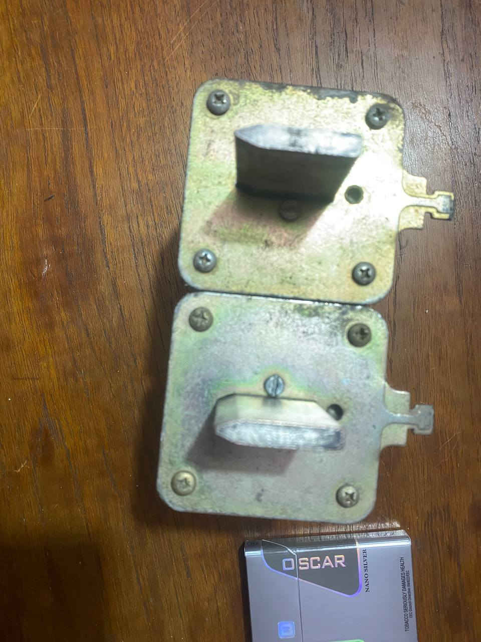 هذا العنصر عبارة عن مصهر كهربائي صناعي ذو سعة قطع عالية (NH Fuse / High Rupture Capacity Fuse) ويُستخدم لحماية الدوائر الكهربائية من التيارات الزائدة وقصر الدائرة (الماس الكهربائي) في اللوحات الصناعية والشبكات الكهربائية.
المواصفات الفنية المكتوبة على المنتج:
التيار الاسمي: 315 أمبير (315A).
الجهد الاسمي: حتى 500 فولت متناوب (~500V).
سعة القطع: 100 كيلو أمبير (100 kA)، وهي قدرة المصهر على تحمل وفصل تيار القصر العالي جداً دون أن ينفجر.
بلد المنشأ: رومانيا (ROMANIA)، وتاريخ الصنع المطبوع يعود إلى عام 1988 (IV-1988).
الفئة/النوع: مصهر سكاكين (Blade type) يتم تركيبه ونزعه بواسطة مقبض عازل مخصص لحماية الفنيين.
إذا كنت ترغب في معرفة المزيد، يمكنني تزويدك بـ:
طريقة فحص سلامة المصهر بواسطة جهاز القياس (Multimeter).
المقبض العازل المناسب والأدوات المستخدمة لتغييره بأمان.
البدائل الحديثة المتوفرة في السوق حالياً بنفس المواصفات.


**إذا كنت صاحب هذا الإعلان وتريد حذفه لأي سبب، رجاءا أرسل رسالة إلى الدعم الفني**