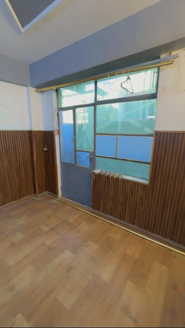 السلام عليكم شقه للايجار كراده داخل قرب مجمع اليث 
بيها غرفه وصاله وحمام ومطبخ وبلكونه طابق اول 
***********للاتصال واتساب
