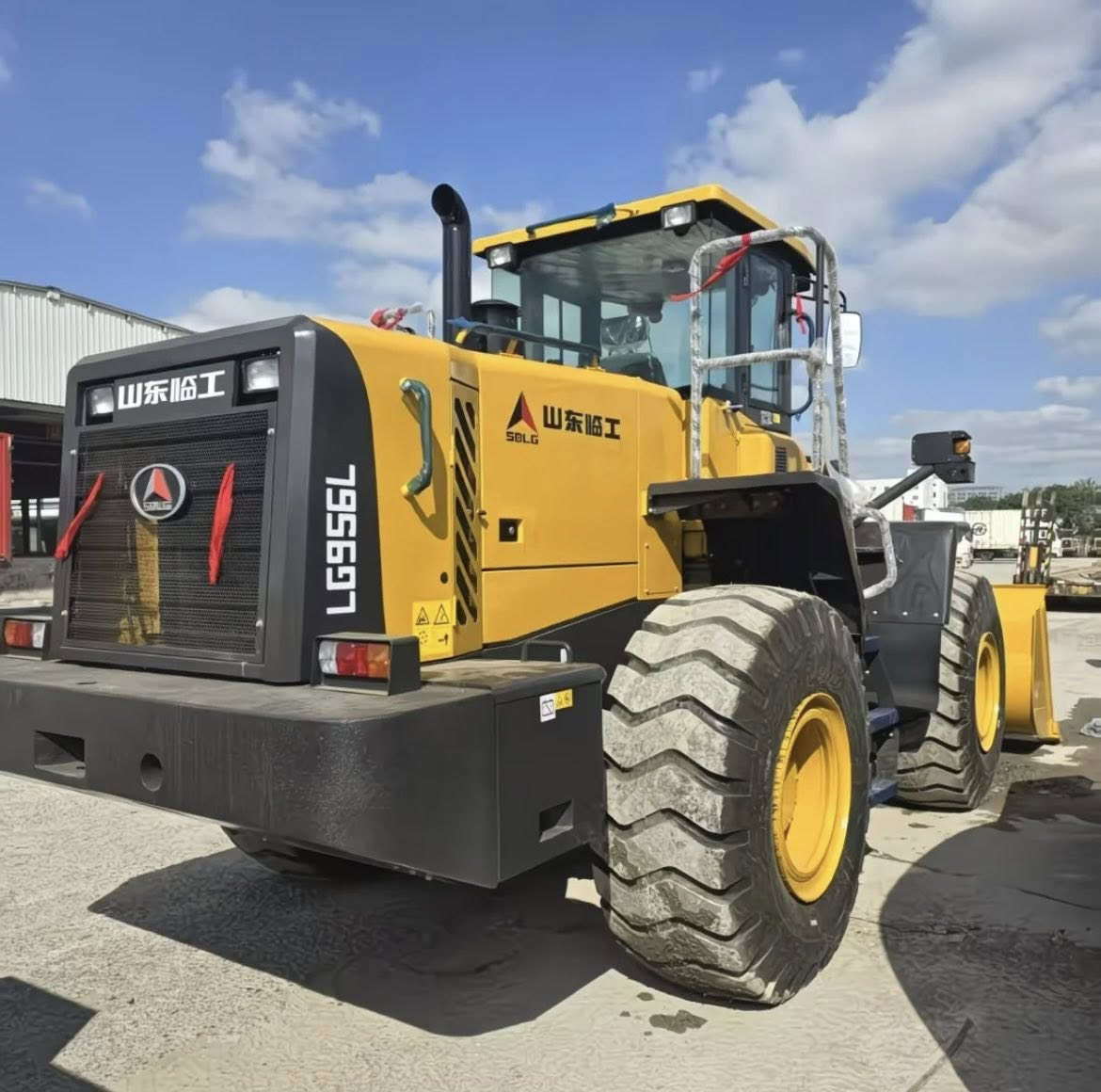 لودر SDLG موديل LG956L (50) — مستعمل بحاله جيدا جدا   فئة 5 طن السعر 18000$ دولار 
المواصفات الأساسية ⚙️

🔶 السعة والقدرة
 • حمولة التشغيل: 5 طن
 • سعة الباكيت (الجرافة): 3.0 م³ 
 • قوة الحفر: عالية — مناسب للرمل، الحصى، التربة، التحميل الثقيل

🔶 المحرك
 • نوع المحرك: ديزل Weichai 
 • القدرة:  162 حصان
 • تبريد مائي + توربو

🔶 الوزن والأبعاد
 • الوزن التشغيلي:  17 طن
 • ارتفاع التفريغ: 3.2 متر
 • طول الماكينة: ~8 متر
 • عرضها: ~3 متر

🔶 ناقل الحركة
 • أوتوماتيك / Power Shift
 • دفع رباعي 4×4
 • سرعات متعددة للأمام والخلف

🔶 نظام الهيدروليك
 • تحكم قوي وسريع
 • مناسب للعمل المستمر بالمقالع والمرافئ والمصانع


**إذا كنت صاحب هذا الإعلان وتريد حذفه لأي سبب، رجاءا أرسل رسالة إلى الدعم الفني**