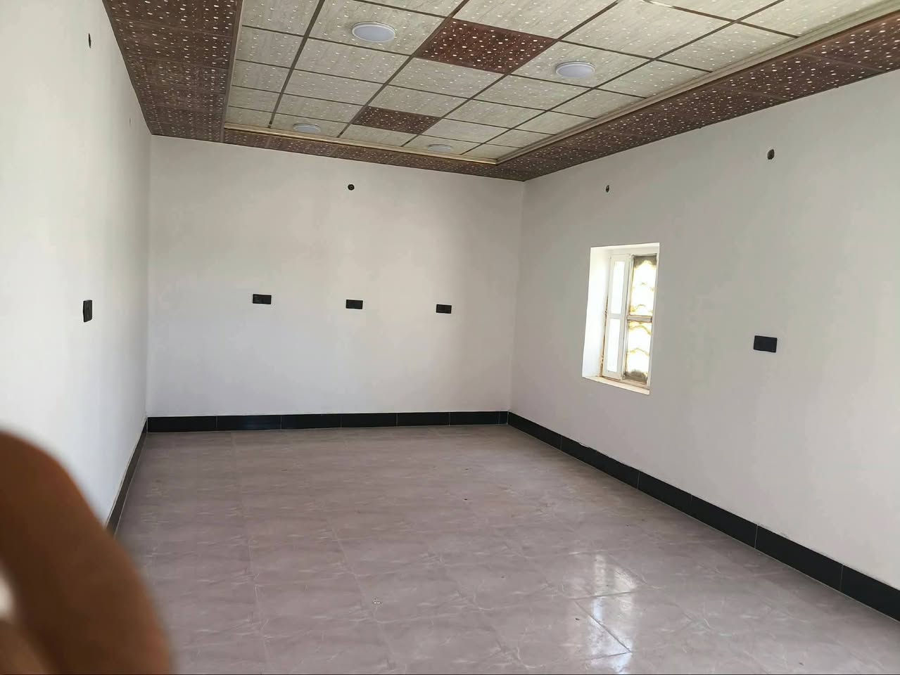 #بيت_للبيع في القائم – قرية جريجب
للبيع بيت سكني في قرية جريجب، موقع مميز جوه ملعب جريجب.
#مساحة البيت 600 متر، مكون من:
كلدور
ديوانية
هول بسقف ثانوي
مطبخ
3 غرف
حمامات وصحيات داخل البيت
#البيت بالكامل مبلط بورسلين ومناسب للسكن العائلي ويرهم بيع او مراوس في حصيبة او حي غزة.
للاستفسار والتواصل: ***********
الدال على الخير كفاعله، ومن لديه الرغبة أو يعرف شخصاً يبحث عن بيت
