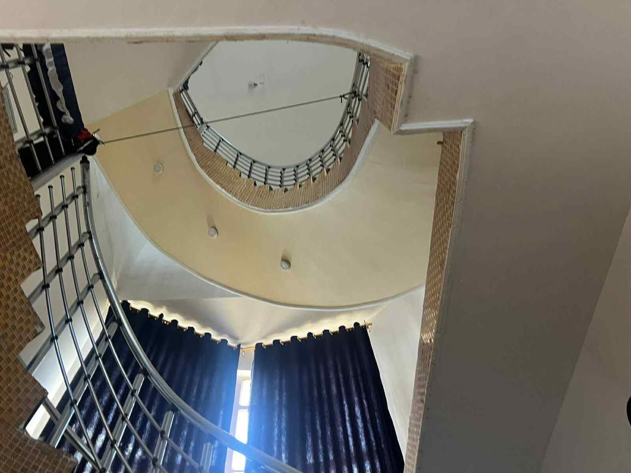 ⸻

🏡 حي القادسية بيت حديث للبيع – بناء 2022 | درجة أولى

📐 المساحة الكلية: 208 م²
▫️ الواجهة: 13 م
▫️ النزال: 16 م
▫️ ارتفاع البيت عن الشارع: 1 متر
▫️ عرض الشارع: 15 م

🔹 التقسيم الداخلي:
 • 4 غرف نوم
 • غرفة نوم ماستر نظام سويت (13م × 4.5م) مع حمام خاص وغرفة ملابس
 • غرفة استقبال (9م × 4.5م) مع ديكورات وسقف جبسون بورد
 • صالة الطابق الأرضي (12م × 4.5م)
 • صالة الطابق الأول (8م × 4.5م)
 • 4 حمامات سيراميك حديث
 • مطبخ سيراميك مقسم إلى:
▫️ مطبخ بارد 8 م
▫️ مطبخ حار 4 م
 • بالكونة زجاج مضلل

🔹 المواصفات الإنشائية والتشطيبات:
 • بناء درجة أولى
 • طابوق جمهوري
 • الهيكل بنظام الدنگ (12 دنگة كونكريت في جميع جوانب البيت)
 • أرضية الطابق الأرضي مرمر درجة أولى
 • الطابق الثاني والدرج بورسلين
 • درج لولبي مزجج ذهبي
 • ارتفاع السقف حوالي 4 متر
 • أبواب خشب صاج درجة أولى
 • السطح شتايگر ومسقوف بالكامل ساندويتش بنل مع غرفة مخزن

✨ تصميم عصري ومساحات مريحة مناسبة للعوائل الباحثة عن الفخامة والراحة
📍موقع الدار حي القادسية الشريط المقابل المعرض الدولي خلف الخدمي
للاستفسار الاتصال واتساب /***********-***********📞
