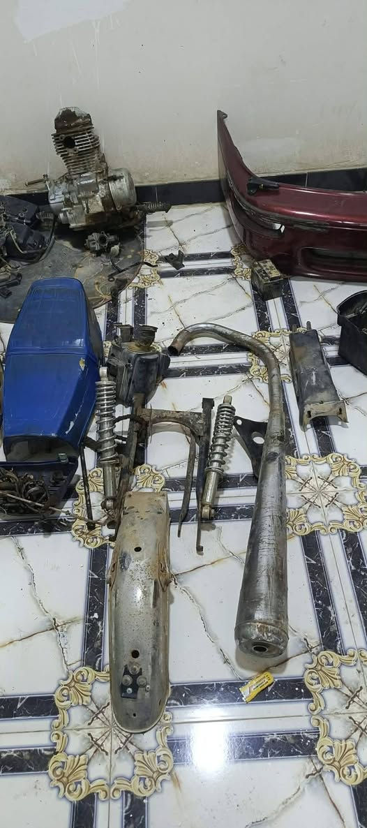 السلام عليكم غراض دراجه
مكينه 19 شغاله 
جاملغات 
ويل امامي كامل صدر كامل
صالنصه 
كشن
 ماصده 
لايت
دبلات 
ماشه كلهن شعل شغالات عوزهن بس غسل 
مكاني كوت حي الحكيم ***********
