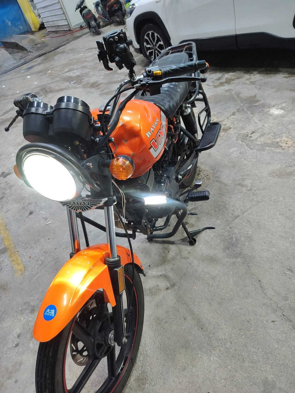 🔥 للبيع دراجة دايوان  موديل 2023 محرك 200cc 🔥
دراجة جاهزة، تصوير حديث، استعمال شخصي

✅ الموديل: 2023 
✅ النوع:دايوان نفخ محرك 200 أصلي، عزم قوي
✅ مبدل بوربرين كلجات فقط المكينه مكفوله كلهه شغاله
✅ اللون: برتقالي / برتقالي محروق 
✅ الرقم: كربلاء 19 A40901 
✅ السنوية: جديدة لحد 09.05.2030 وباسمي - نقل مباشر

ملاحظة: بيها خسفات خفيفة بالتانكي مو مأثرة، واضحة بالصور

السعر: مليون و950 ألف دينار، وبيها مجال بسيط للشراي 💰
المكان: كربلاء  ***********
***********
 موجودة بأي وقت، الدراجة ما تحتاج دينار صرّف

