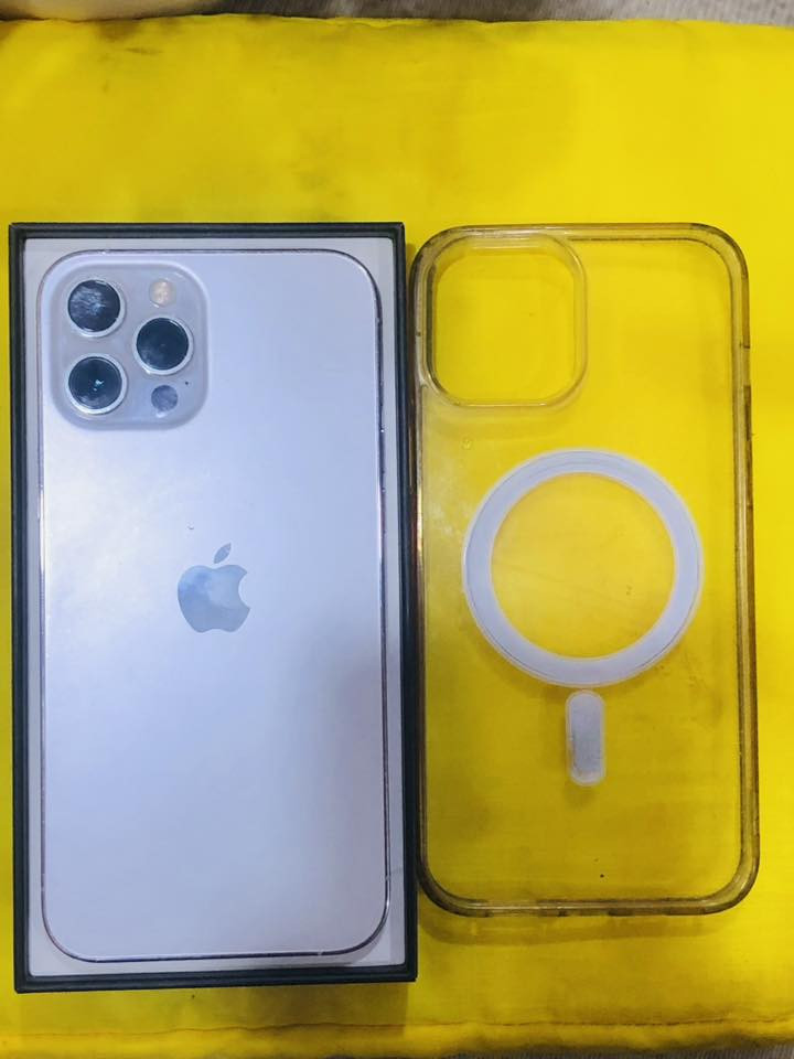 ايفون 12 برو ماكس لون ابيض ذاكرة 256 نموذج M  سيم كارت 1 حالة البطاريه 78 بلادية لا معلايه ولا مبدله الجهاز مكفول حته من الزلغ مال بيت كارتونه مطابق الجهاز مشترينه على أيدنه مو من واحد لواحد ملحقاته كارتون + كيبل + حافظة ماكسيڤ سعره 550 وبي مجال قليل
بصرة : ***********
