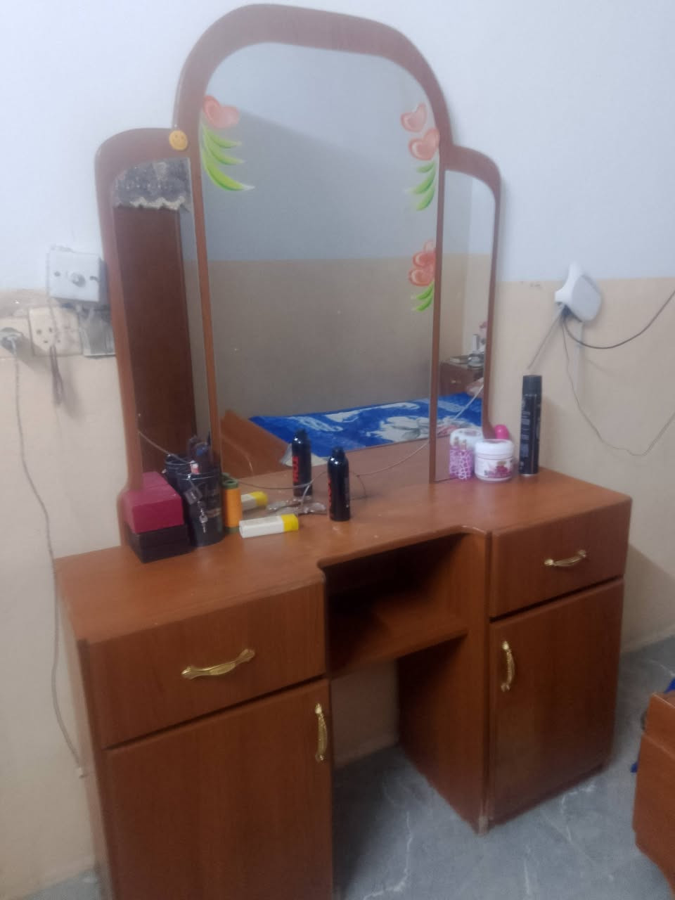تخت ابو النفرين مرايا تركي نظيف مستعمل مكانه تلكيف السعر 75 وبي مجال للطيبين رقم الموبايل بي واتساب***********

