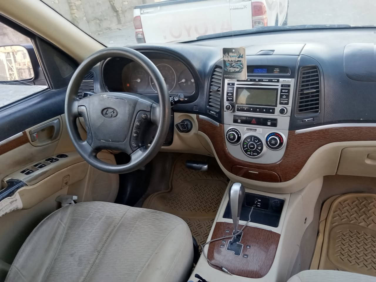 السلام عليكم 

سنتافيه 2009
وارد امريكي 
محرك 6سلندر 2700
السعر120وبيه مجال للتواصل 

***********
