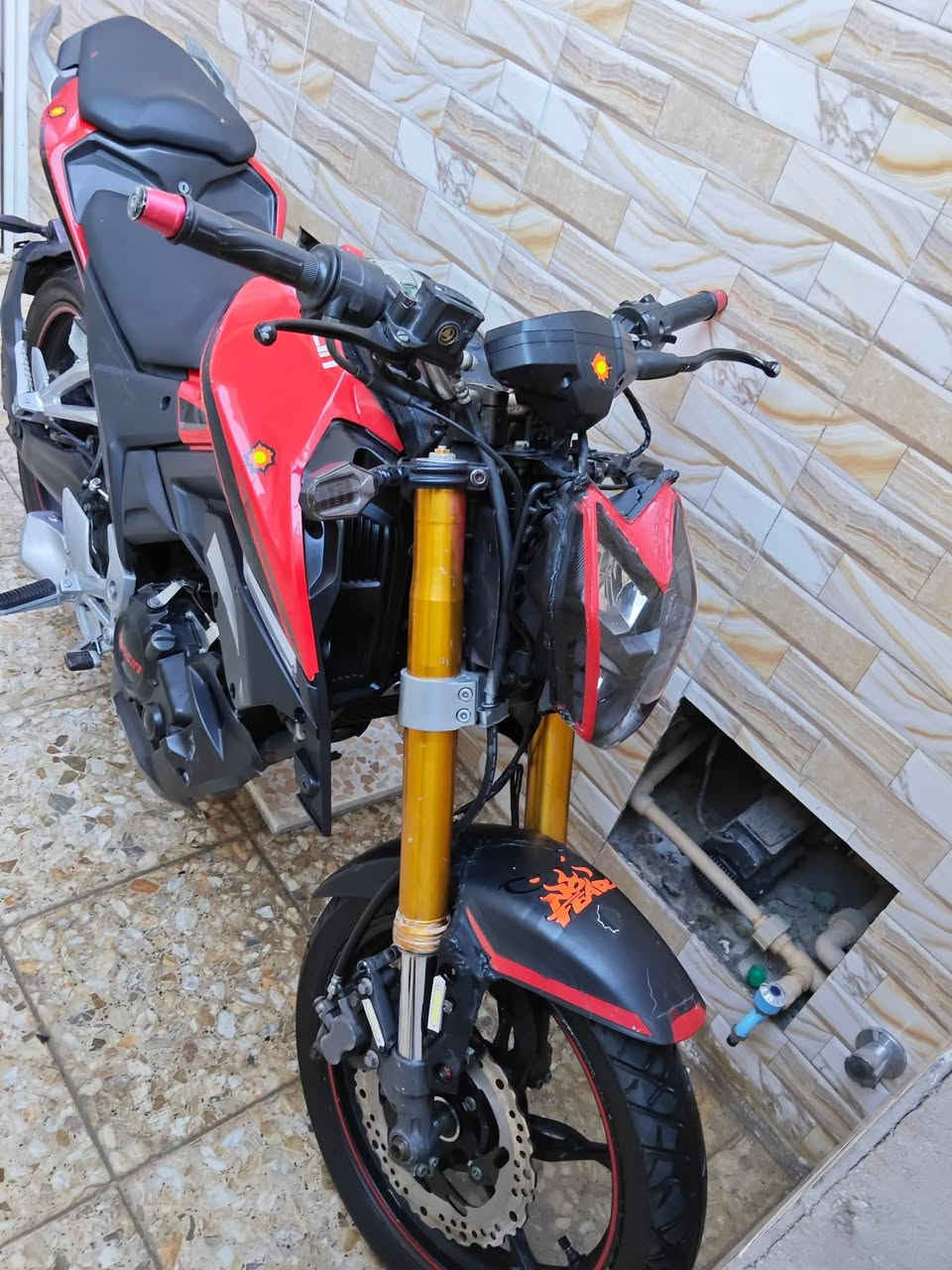 دراجة لونسين 250 cc دهن الشركه جديدد بيها  دراجـه 6 كير صاروخ دراجـه مضمومه مااطلع بيها ابد موديل 2020 دشبول 3 الوان صنع المحرك والكير في شركة BMW والكهربائيات وبقية الانظمه في شركة كاوزاكي اليابانيه وتفاصيلها ابحث عليها بلكوكل .... صدر عكس دبلات تي ماكس بريك تي ماكس .. انارتها كامل LED مع اضافة اناره للجماليه تجي واتشوف ـ دراجه مضمومه ومو جناي دراجات ابد ومحتاج للبيع سعرها 16 ورقه وبيها مجال بسيط .. دراجه للجناي قسم بالله تنساها واوراقها كاممله واصوليه ورجاء المو شراي لايدخل ويعامل جذب ... مكاني  البصره ابو الخصيب العوجه ... صرف بانزين انسااااا ووتحريكتها شرط تعلك بيك صوت رياضي بلادي التواصل ***********
