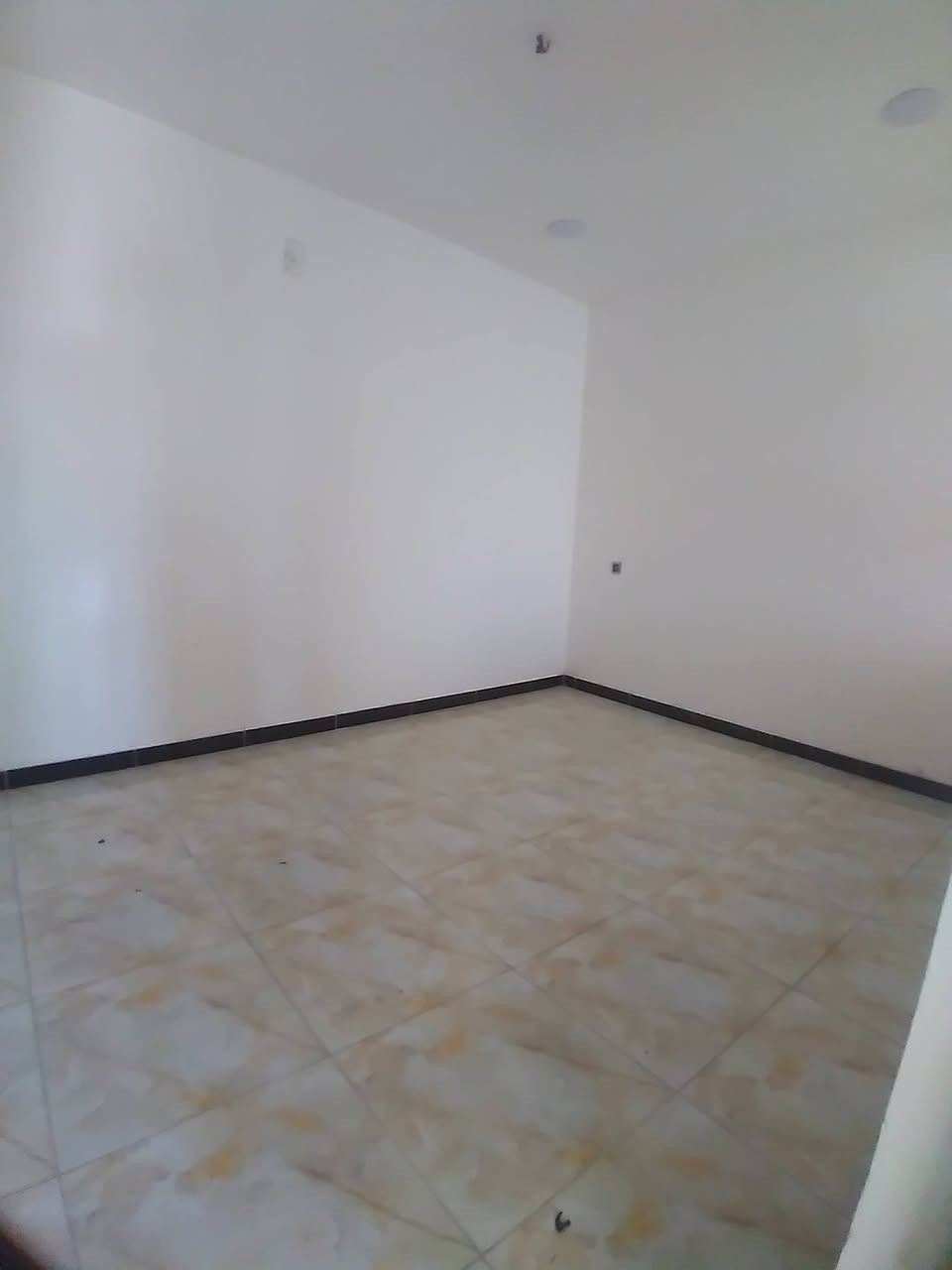 سلام عليكم دار للايجار ١٠٠ متر طابق واحد يحتوي على غرفتين نوام وصاله ومطبخ وصحيات الايجار ٤٥٠ الف ركن الدار للإستفسار مع مكتب ملاك السعدي للعقاري ***********
