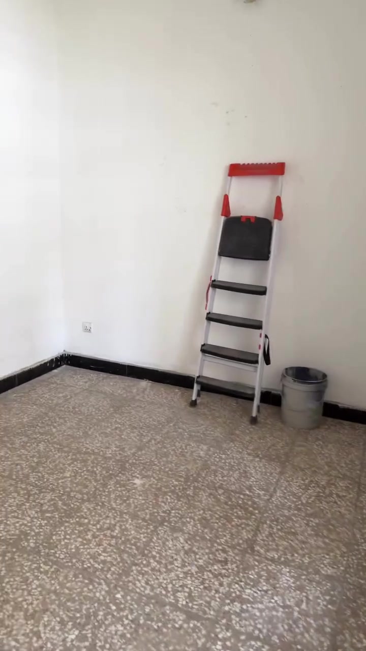 شقة للايجار  طابق ارضي في البيجية-المنصور
تتكون من هول وحمام وغرفة نوم ومطبخ لعائلة صغيرة 
الايجار ٦٠٠ الف 
للاستفسار ***********
