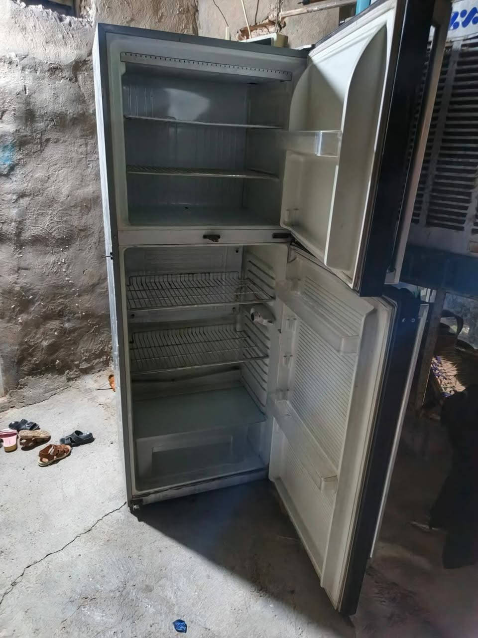 ثلاجة حجم 22قدم مستخدمة تخبل تجميد مثل ما واضح بالصورة تجميد فول  ما بيها نقص اي شي السعر 200 للاستفسار ***********
