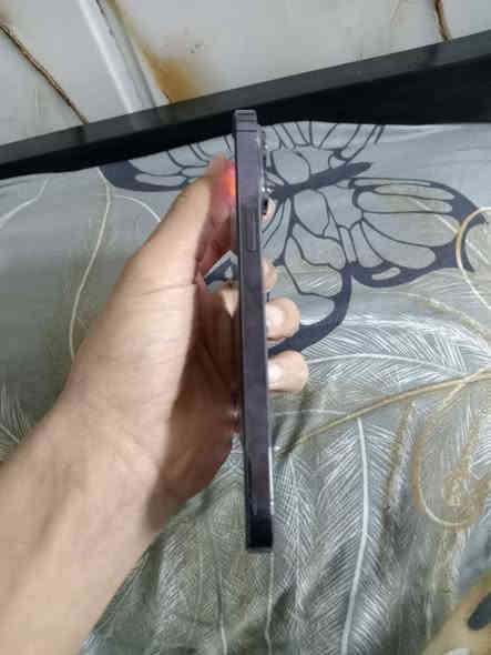 آيفون 14 برو ماكس ذاكرة٢٥٦ دبل سمكارت شرق أوسط بطاريته ٨٥ الضهر مكسور شوي لون انفسجي ومبدل بي شاشه فقط والشاشه احسن نوعيه بالسوك بدلتها ٢٥٠ الف السعر ٦٥٠ وبي مجال بسيط عنواني بغداد مدينه الصدر رقمي ***********
