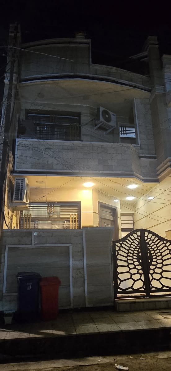 السلام عليكم ورحمة الله 
بيت للإيجار مساحه ١٠٥ متر  بناء حديث ٣ طوابق عدد غرف النوم ٥ و الحمامات ٣ و صالات ٢
العنوان الدوره ابو طياره 
قرب روزه مول
للاستفسار
***********
