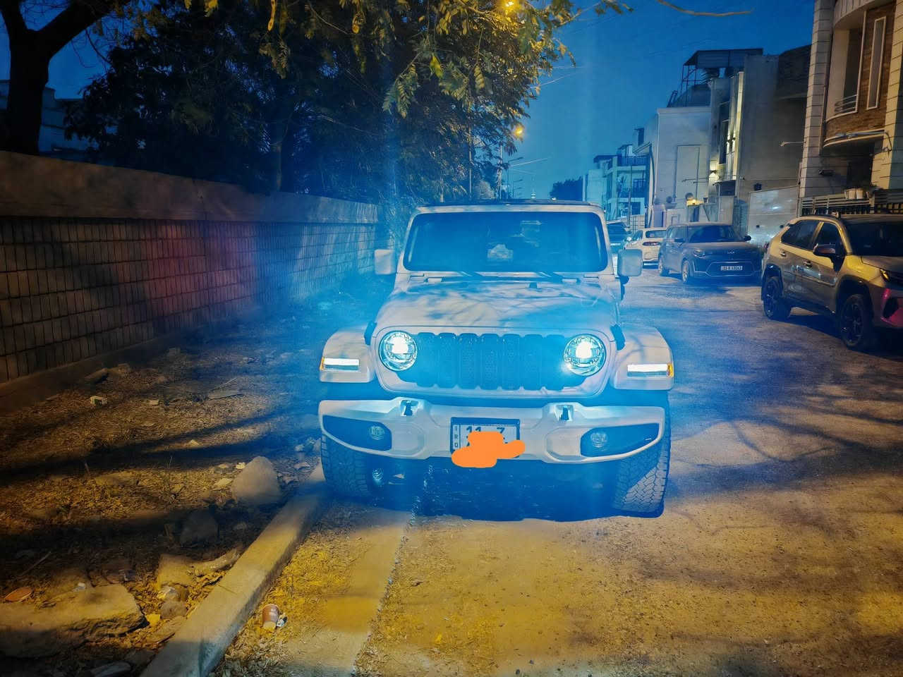 السلام وعليكم 
للبيع 
حيب رانكلر موديل ٢٠٢٤ 4xe
محرك 4 سلندر ثلاث انظمة قيادة 
السيارة طيارة 375 حصان

ماشيه 32 الف كيلوا 
السيارة بحالة الوكالة جديدة كلش 
فول الفول للأخير سوميت اعلى فئه 
كشنات جلد رصاصي
كشنات كهرباء 
كشنات تدفئه
سترين تدفئه
كاميرا اماميه
زراك كاميرا 
كاميرا خلفيه
مرايه وسطيه اوتودم 
رادار حانبي 
رادار خلفي 
رادار امامي
سياقة ذاتيه 
بريك طوارئ تلقائي
كشافات اماميه 
ليد كل الانارة اللي بالسيارة 
ايرباك عدد ٦ 
نظام صوت Alpine 
امبليفاير بالجنطة بيها صوت كلش قوي 
شاشة كبيرة بيها كل اعدادات السيارة 
بيها نظام Alexa 
السقف سلايد كهرباء 
السيارة فول للاخير وقليل تجي هيج مواصفات 
كلش جديده بعدها بحالة الوكالة حادثها كلش خفيف بدون ايرباك بدون دواخل 
ومرفق صور الحادث
رقم بغداد بأسمي
هزه جديده شهر ال12 /2025

مكاني السيارة بغداد/اليرموك 
سعر السيارة 35.000$$ الف دولار ‼️‼️
هذا رقم تليفوني

*********** اتصال وبي واتس اب
