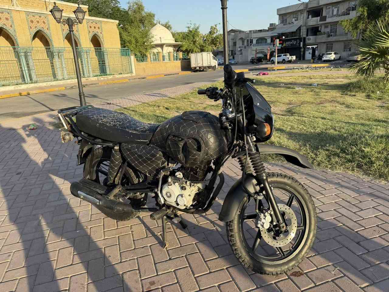 سلام عليكم ، بوكسر موديل ٢٢ شغل واطلع اشتغل 

نقصها شخاطه مال سلف ، صفاحيه يسره 

زوج تايرات الخلفي اخذته ب٦٥ اندنوسي 
زنون عالي ناصي ثلجي  
مكاني اعظميه السعر ^مليون^ وبيها مجال بسيط حك الجيه  ***********
