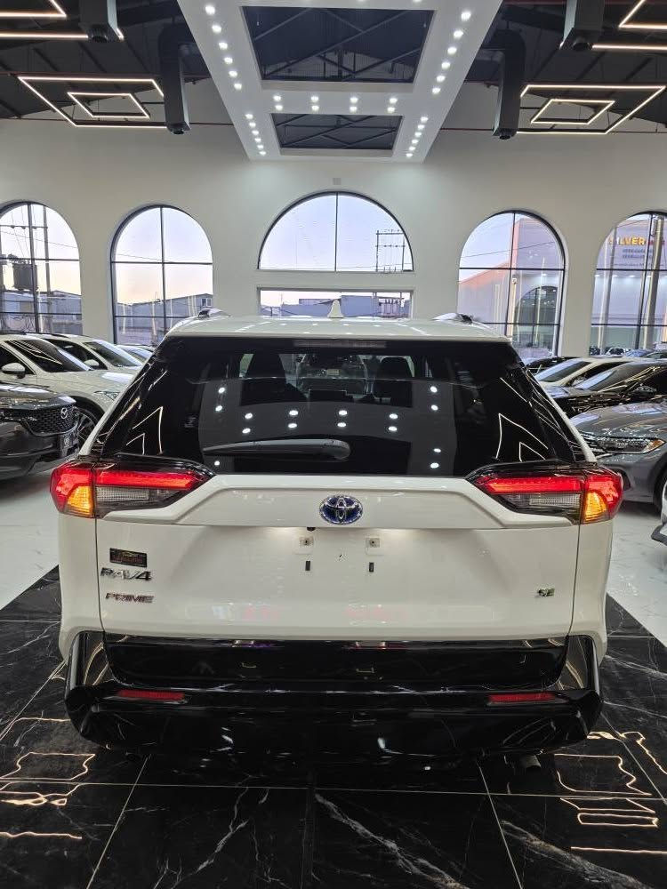 𝟐𝟎𝟐𝟒 𝐓𝐎𝐘𝐎𝐓𝐀 𝐑𝐀𝐕𝟒-𝐏𝐑𝐈𝐌𝐄 𝐒𝐄.𝐏𝐋𝐔𝐆-𝐈𝐍 𝐇𝐘𝐁𝐑𝐈𝐃

تويوتا رافــــ4(PRIME SE . PLUG-IN HYBRID)موديل2024

وارد : امريكي

اللوان : ابيض 

عداد المسافة : ١٢ الف

ملاحظة السيارة : فقط نص جاملغ امامي صبغ

حجم المحرك : 2.5L القوة (305) 🐎 حصان

بثلاث محركات ( بنزین+هایبرد+کهرباء )

السعر : ٢٥٨$

بتسارع يصل من km 0-100 ب 5.7 ثانية

 اخوان هاي فئة Prime يعني لا تقارن بالهايبرد العادية تختلف بالقوة والعزم والمواصفات والمتانة 
القوة 305 حصان، بينما الهايبرد العادية 215 حصان
بيه شحن تمشي 90-100 كيلوا عالشحن بدون بانزين ومعدل سرعه مفتوح … يعني تبقه شهر ماتشوف البنزين شنو لونه
نوع البطارية ليثيوم ايون  ، وماتجي الا ياباني 100% 

المواصفات (𝐏𝐑𝐈𝐌𝐄-𝐒𝐄)

فــول فــول مــواصفــات 1/1

فتحة سقف سلايد
دەبل اکسل (𝐀𝐖𝐃)
کیج الکتروني
‏‎ابواب بصمة
‏‎بصمة تشغيل 
تشغيل عن بعد (𝐑𝐄𝐌𝐎𝐓𝐄 𝐒𝐓𝐀𝐑𝐓)
‏‎شاشة دشبول ديجيتال
كاميرة 
هاند بريك بصمة
اوتو هولد (𝐀𝐔𝐓𝐎 𝐇𝐎𝐋𝐃)
اوتو ستارات (𝐀𝐔𝐓𝐎 𝐒𝐓𝐀𝐑𝐃)
اوتو ستارات (𝐀𝐔𝐓𝐎 𝐒𝐓𝐎𝐏)
رادار امامي (تحديد مسار)
‏‎رادار جانبي (نقاط عمياء)
‏‎رادار خلفي (التحذير من الاصطدام)
‏‎حساسات امامي
‏‎حساسات جانبي 
‏‎حساسات خلفي 
نظام (𝐄𝐂𝐎)
نظام (𝐍𝐎𝐑𝐌𝐀𝐋)
نظام (𝐒𝐏𝐎𝐑𝐓)
نظام (𝐎𝐅𝐅-𝐑𝐎𝐀𝐃)
‏‎تحكم استيرن 
استيرن تدفئة
‏‎كشنات كهربائي
‏‎كشنات تدفئة
‏‎تبريد لمس
‏‎تبريد مركزي 
‏‎صندوق شفط كهربائي 
‏‎لايتات (𝐋𝐄𝐃) عدسة زينون بيلادي‏
‏‎بكلايتات (𝐋𝐄𝐃) بيلادي
‏‎ويل كروم

تفاصيل اكثر الاتصال على ارقام التالية

‏ WhatsApp - Vibir

☎️ ***********

☎️ ***********

عنوان📍اربيل فرع ناقلات

معرض كاليفورنيا كارسCALIFORNIA Cars🇺🇸🇮🇶 أربيل, العراق
