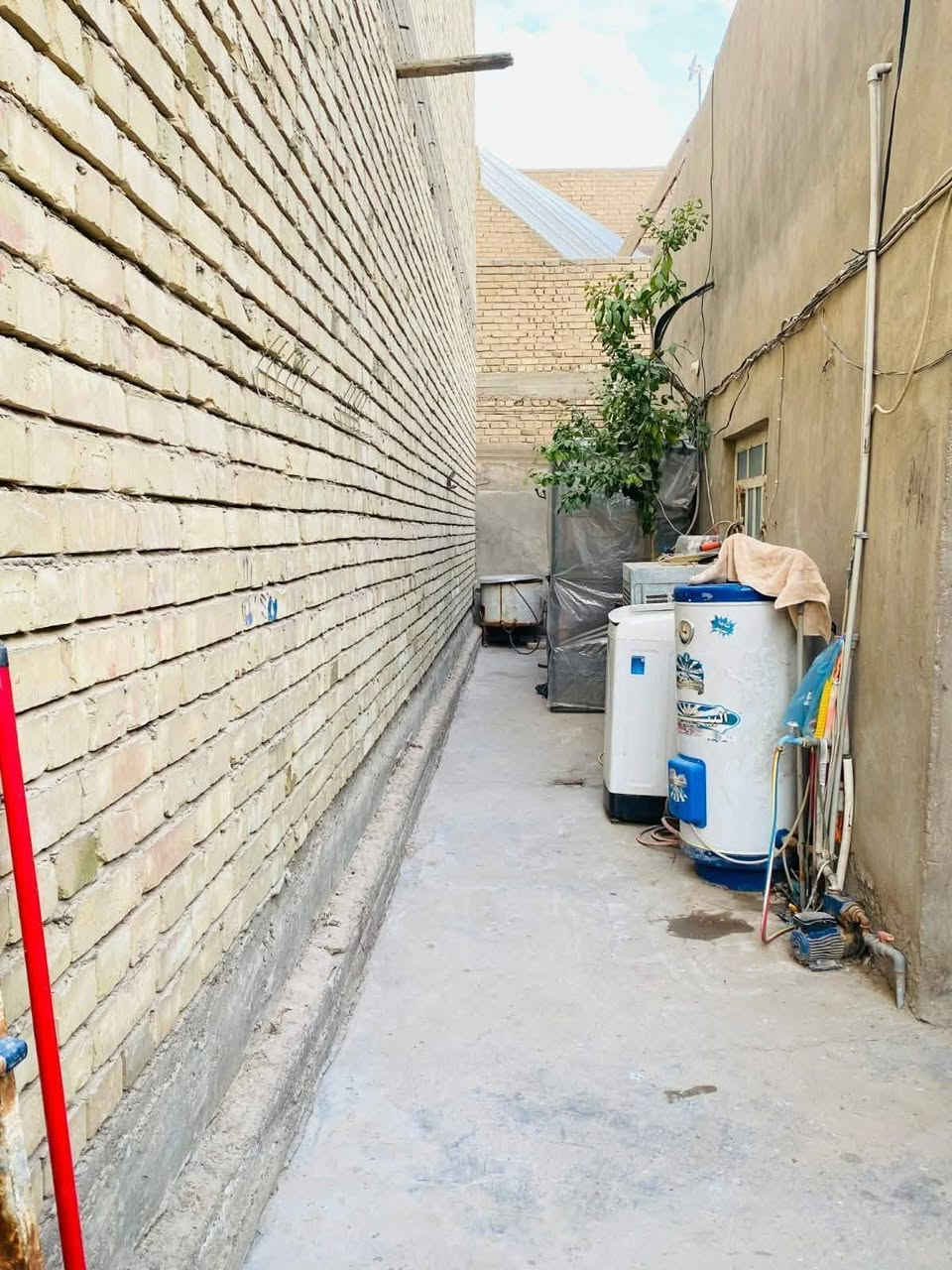 دار للبيع طابو صرف 
الموقع حله نادر الثانية خلف حسينه الصادق
المساحة 100م²(7.75) الواجة
التفاصيل بناء قديم صالح للسكن
غرفة نوم
هول
مطبخ
صحيات
الطابق الثانيغرفة صغيره وبيتونه
للاستفسار 
اتصل بالارقام التاليه 
***********
موقع المكتب حله نادر الاولى الشارع الرئيسي مقابيل دائره اتصالات بابل 
مكتب علي السلطاني للعقار
17
