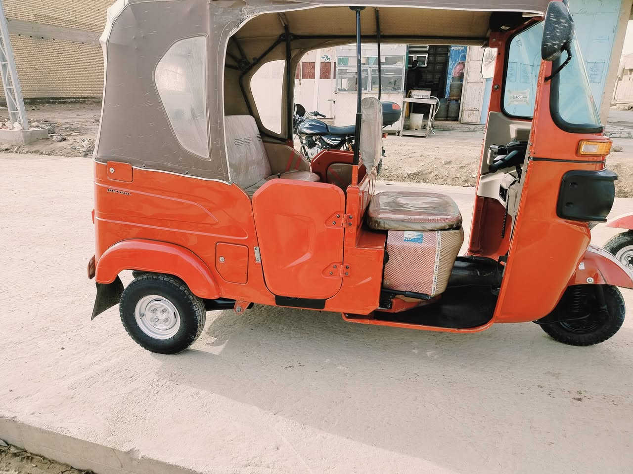 سلام عليكم تكتك للبيع موديل 22 شهر 10 مكفوله كفاله عامه مهزوزه وكامله مكان قلعه سكر *********** سعر 9250 حته خياس ما بيه شركه
