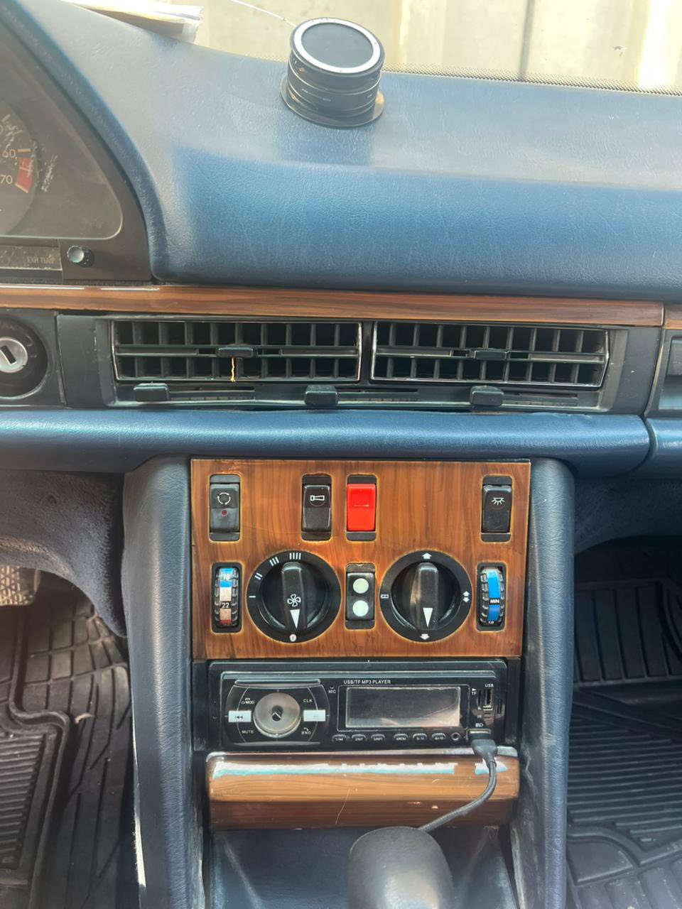 مارسدس موديل 1991لون نيلي رقم بغداد شرط التحويل مصبوغه عام سياره فول فتحه فول تبريد ثلج كشن كهربائي مكان الأسكندرية قرب النفق ***********سعره 65بيه مجال قليل
