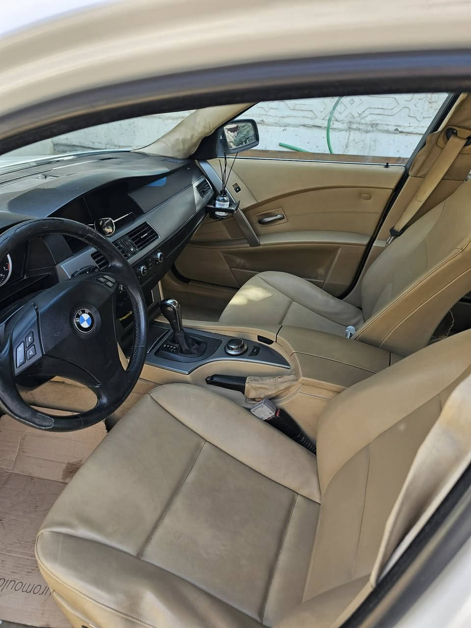 ادوات BMW  ميماتي مديل 2008 خليجي وكالة الغانم گص صبغ وضربه ماعده الدعاميه متومه  طبق الاصل 
.. 
كفاله گير مكينه حداديه تبريد
• المواصفات
_ فتحه بالسقف / تنته
_ داخلي بيج خليجي تدفئه تبريد بالكشنات
_ برده خلفيه
_ لايت دوار 
_ نضام صوت ودمام
_ تخم تاير جديد
_ تبريد قطعتين خلفي وامامي
_ عدة اسعاف جديده بالصندوق
_ مع سبير و مثلث  وجك  
_ باتري جديد
_ عبوة + فيت بم جديد 
_ دهن الًيَوُمًِ بدلته وكاله اُصًلًي 
_ وبعد هواي مواصفات
_ مكاني البصرة القرنه
_ بيع او مراوس حسب القناعه 
_ السعر 65 وبيها مجال قليل للشراي كل التفاصيل مذكوره
رقم الهاتف ***********
