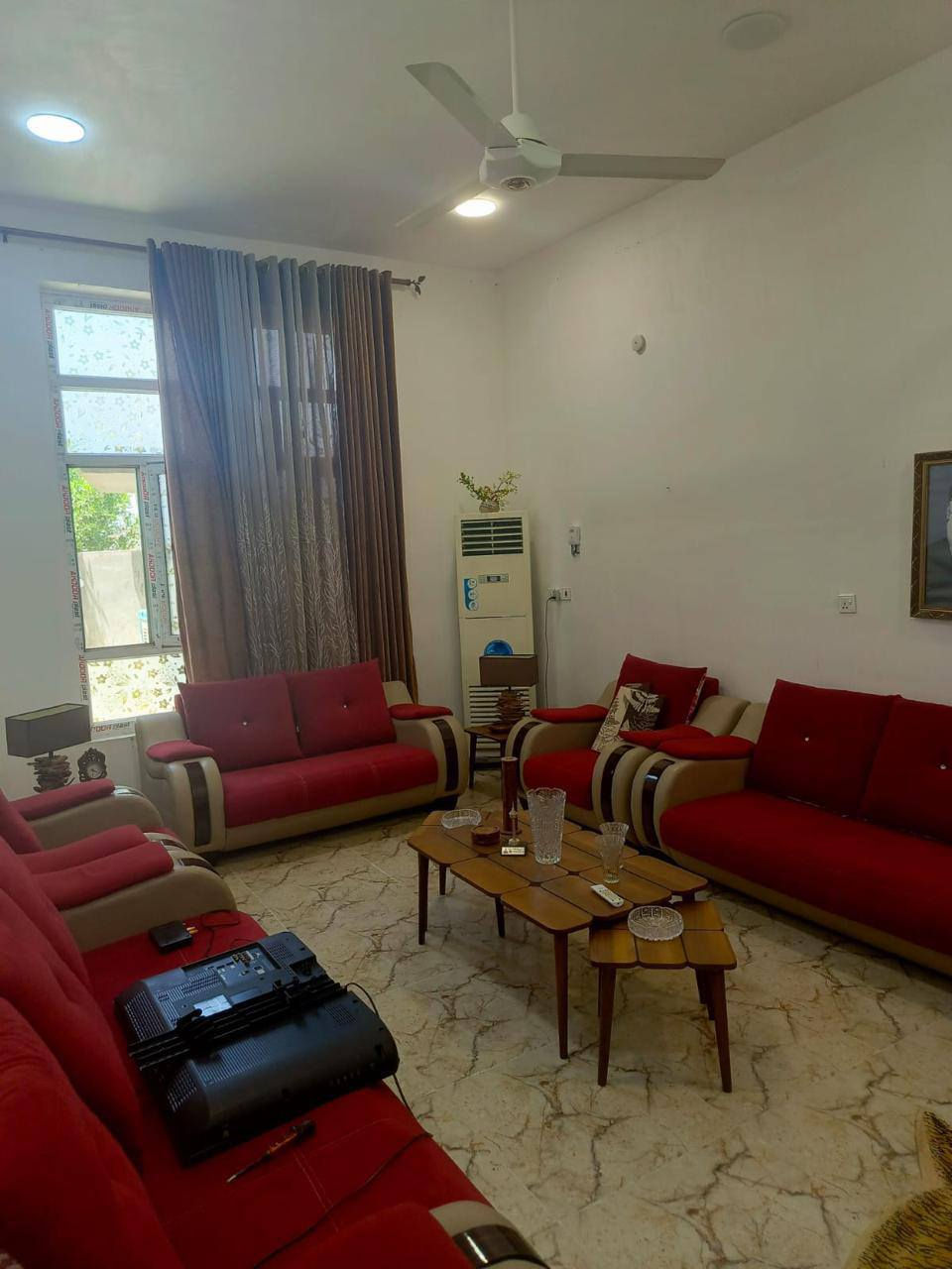 دار للبيع   مساحة ٢١٠  متر   طابو زراعي رسمي سند ٢٥ 
خلف الديوان مباشرة   تبليط ومجاري ومي وكهرباء بلباب 
البيت بناء جديد  وتصميم مهندس  ومرتب درجة أولى 
البيت بعد احلى من الصور  بالترتيب. 
يحتوي على غرفتين نوم مع صاله كبيرة مع استقبال مع مطبخ مع مجمع صحيات مع كراج سيارة مع مناور . 
معروض للبيع وبسعر ٨٨ مليون وبيه مجال قابل للتفاوض 
للإستفسار  ***********
