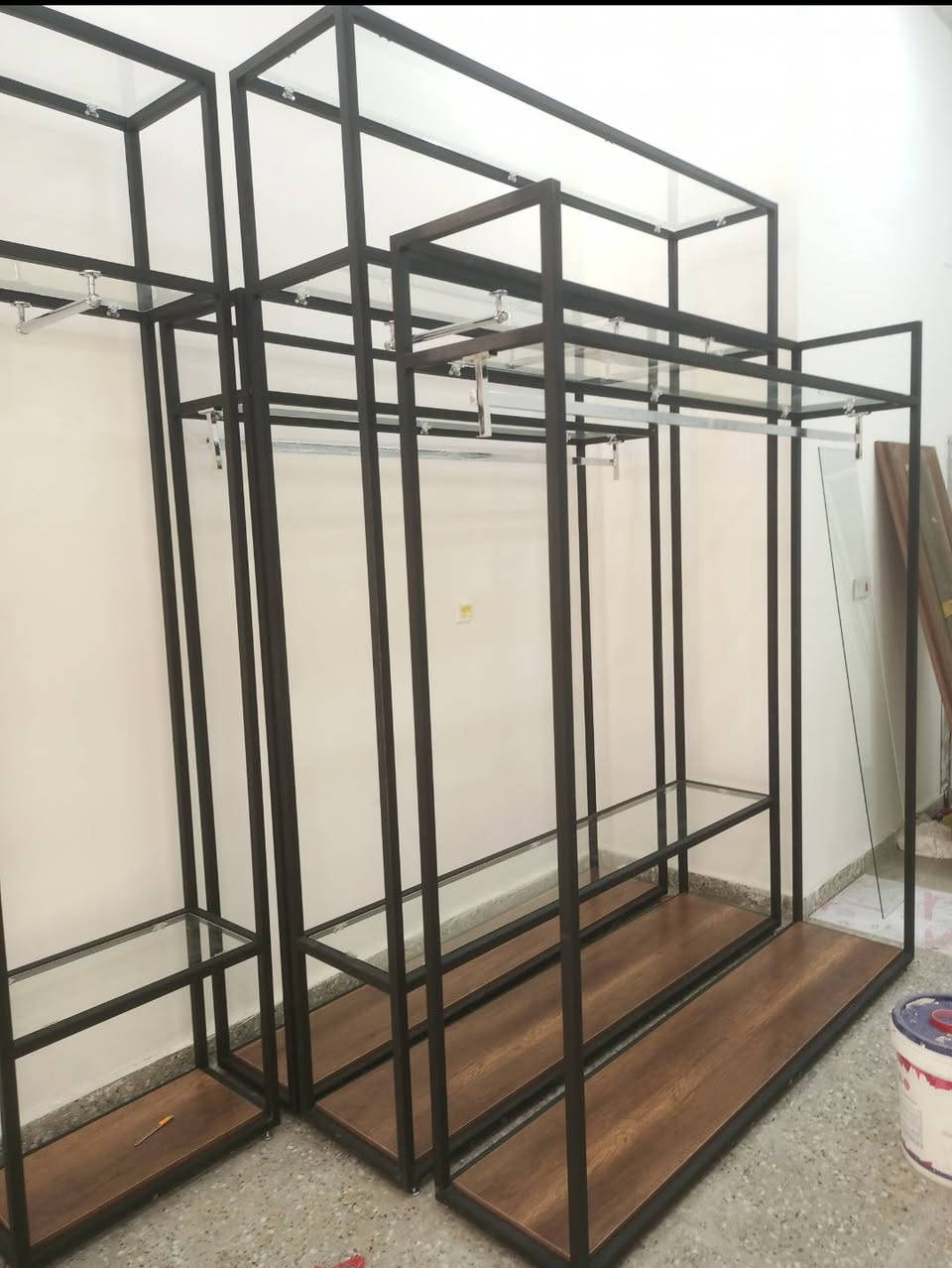 للبيع ستاندات عدد 6  وملكانات عدد 2 تعاليك 100 قطعه ***********
