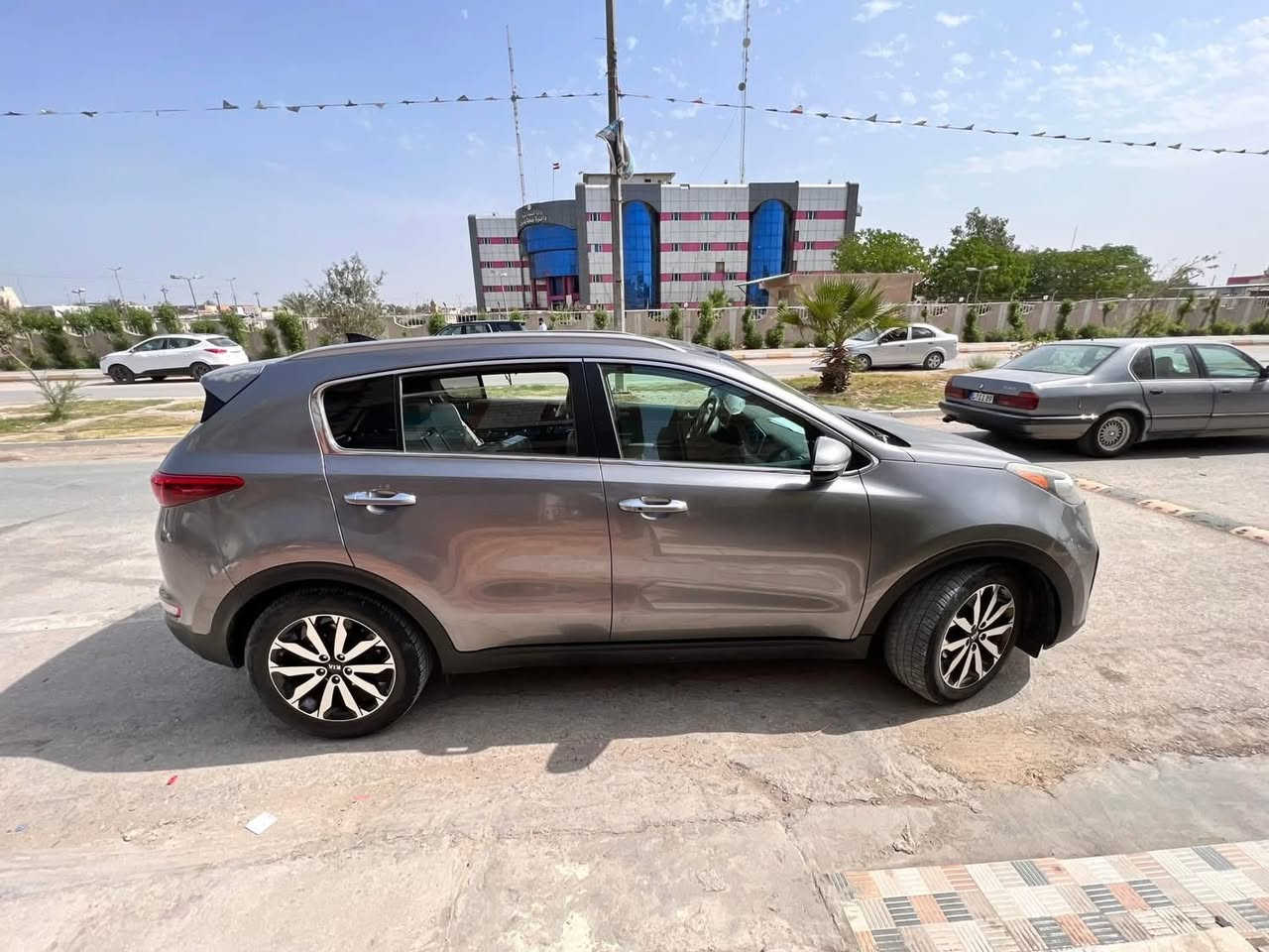 السلام عليكم 
سبورتج موديل ١٧ للبيع 
مواصفات فول مواصفات ١/١ ومعروفه هالمواصفات

السيارة بدون حادث ومكفولة داخله تقرير غرق وصورها موجوده بالتقرير وتفاصيل الغرق ايضاً
وكامل كهربائياتها مكفوله وشرط الفحص 
السعر المطلوب 158وبيها مجال 
للتواصل *********** 
***********
